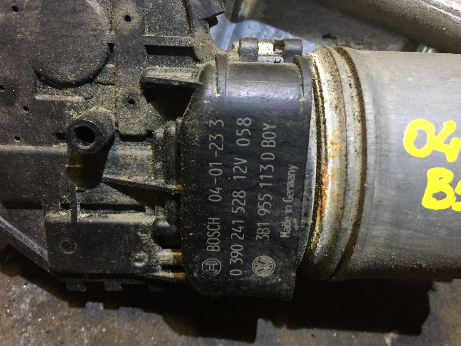 2002 2003 2004 2005 Volkswagen Passat Wiper Motor Transmission OEM D23 Replacement Part - Perfect for Rainy Weather & Safe Driving