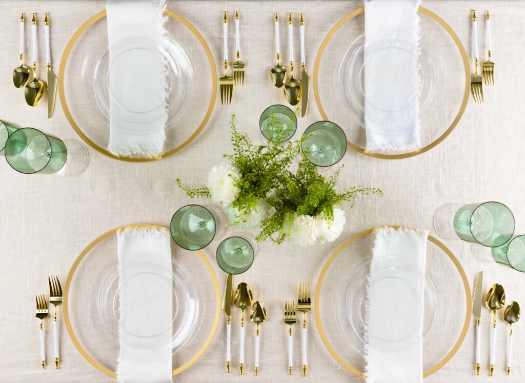 32-Piece Clear Round Plastic Dinnerware Set for 16 Guests - Shatterproof Disposable Plates, Bowls, Cups & Cutlery - Perfect for Parties, Picnics, BBQs & Outdoor Dining