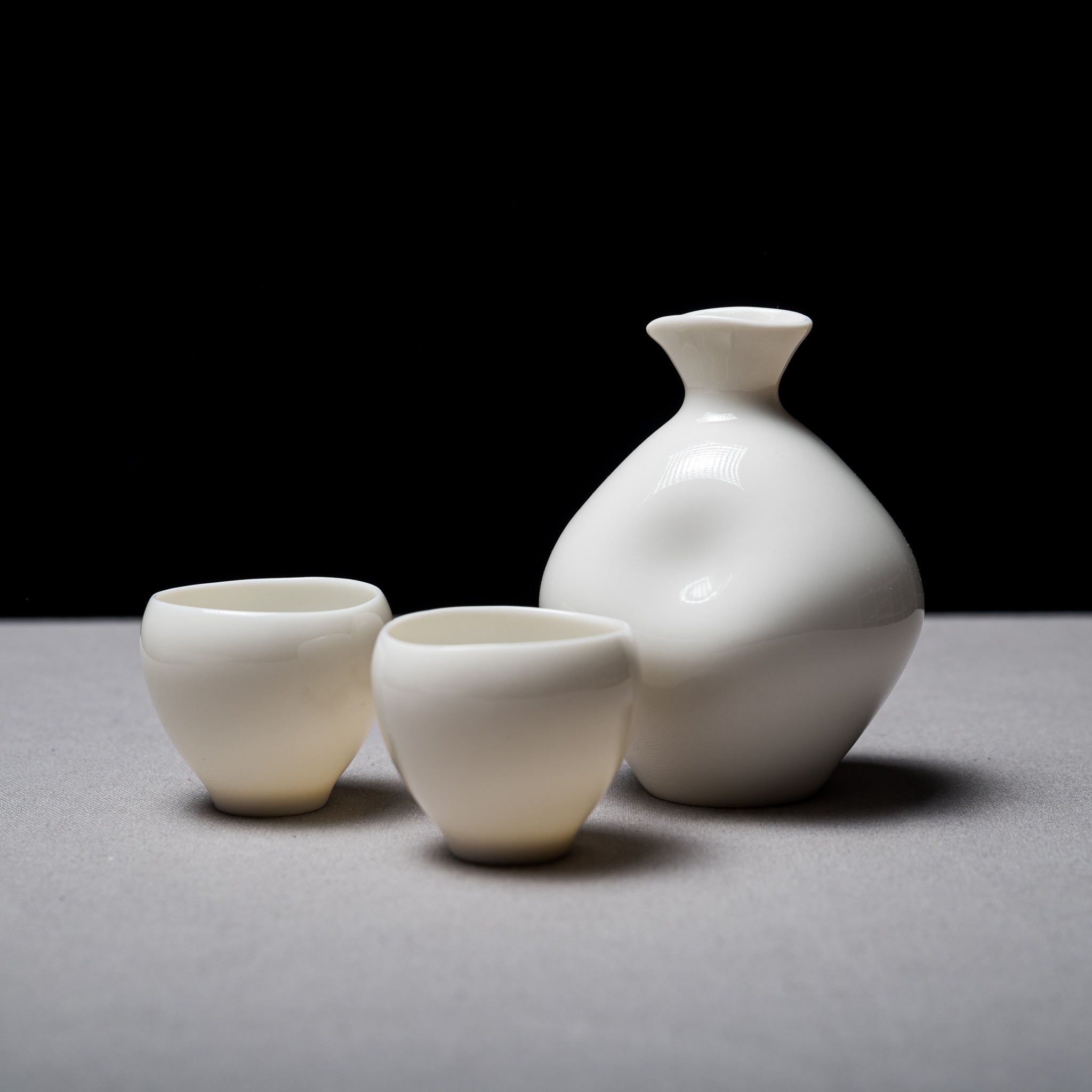 Premium Japanese Sou Sou Sake Set - Ivory Ceramic Drinking Vessels with Traditional Design for Home Entertaining & Gift Giving | Authentic Sake Cups & Carafe Set for Japanese Cuisine Lovers