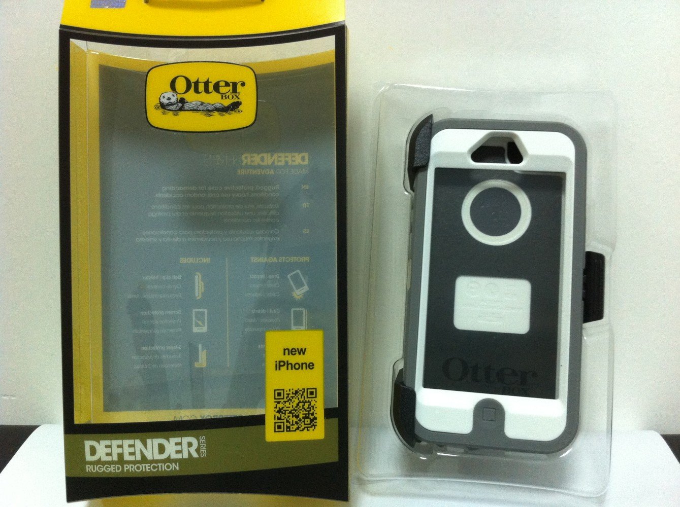 OtterBox Defender Series Case for iPhone 5 - Heavy Duty Protective Phone Cover with Retail Packaging (White/Gray) | Shockproof, Drop Protection for Outdoor, Work & Active Lifestyle