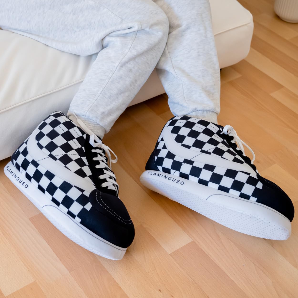 Flamingo House Slippers for Women & Men - Cozy Winter Indoor Shoes with Funny Design - Perfect for Home, Lounge & Gift Giving