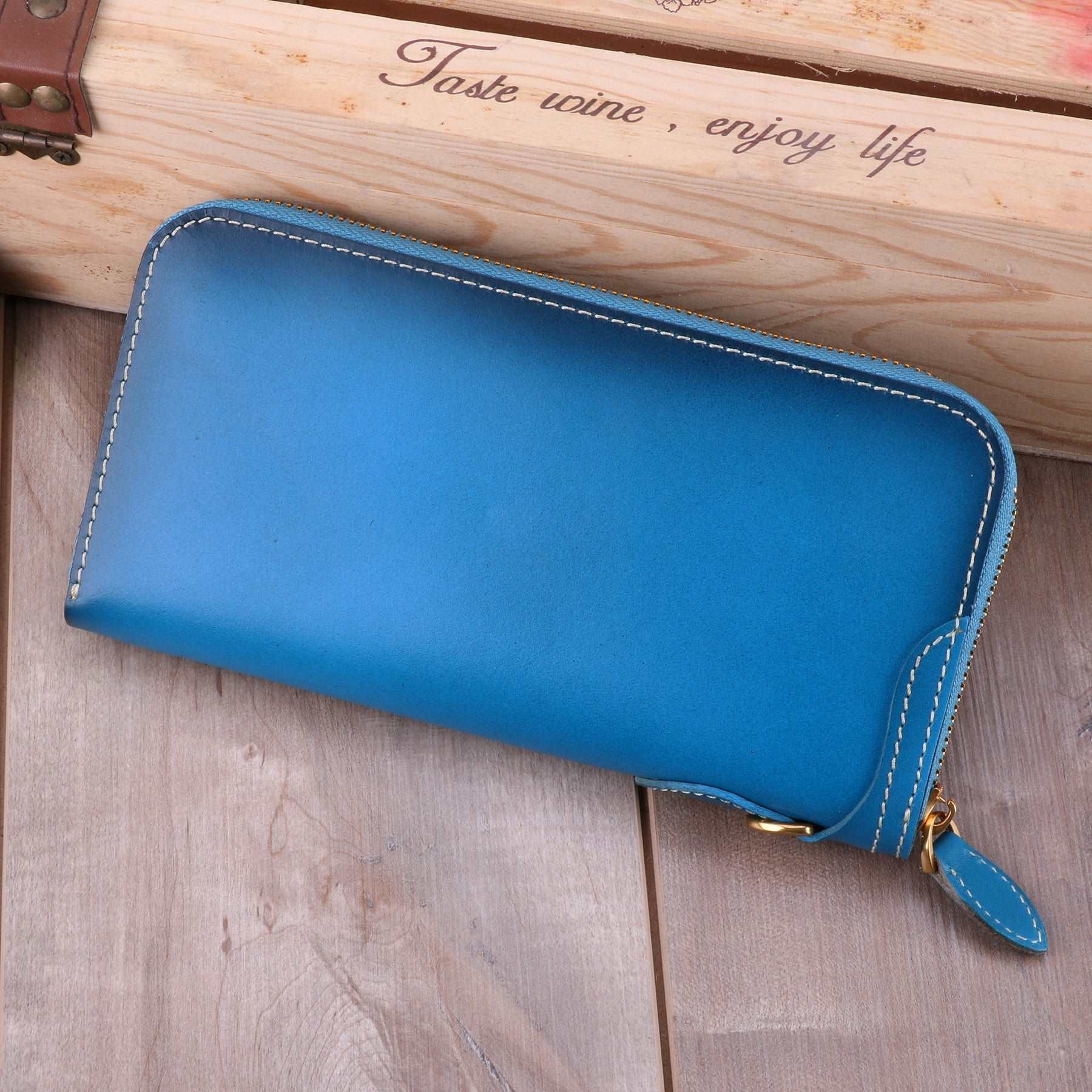 Vintage Leather Zip Wallet for Women - Stylish Retro Design with Multiple Card Slots & RFID Protection - Perfect for Everyday Use, Travel & Gift Giving