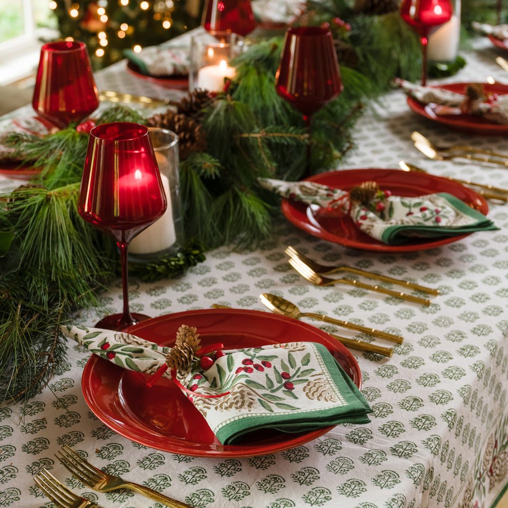 Festive Christmas Garland Napkins - Set of 4 Holiday Dinner Napkins for Table Decorations | Perfect for Christmas Parties, Family Gatherings & Winter Celebrations