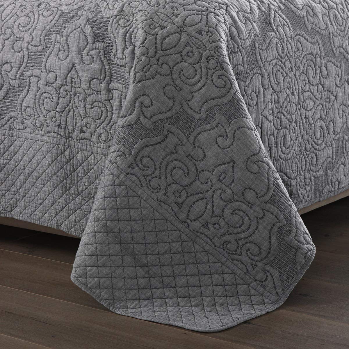 Travan 3-Piece King Size Quilt Set - Ultra Soft Microfiber Lightweight Bedspread & Shams - All Season Bedding Set in Grey - Perfect for Master Bedroom, Guest Room & Cozy Home Decor
