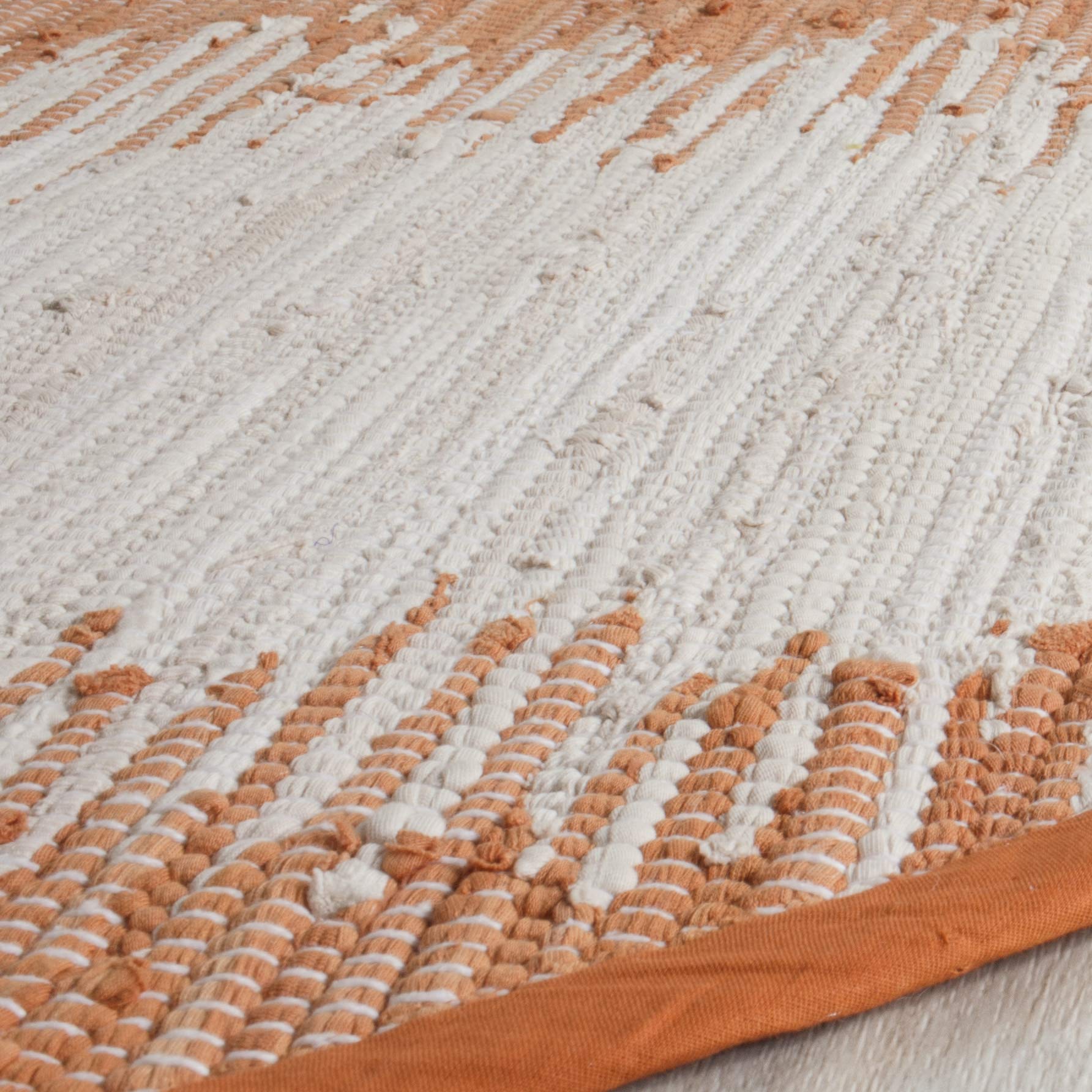 SAFAVIEH Montauk Collection 6-Foot Round Orange Handmade Cotton Area Rug with Stripe Fringe - Boho Chic Living Room, Bedroom, or Nursery Decor