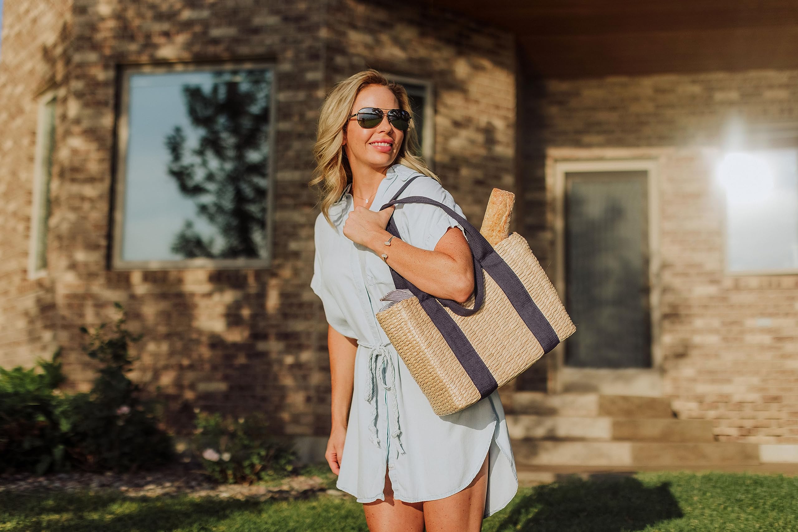 PICNIC TIME Parisian Insulated Seagrass Picnic Basket - Waterproof & Stylish Woven Picnic Hamper for Outdoor, Beach, Office Lunch, Dinner Parties - Perfect Gift for Picnic Lovers (Beige with Navy Blue Accents) | Great for Romantic Dates, Family Outings & Corporate Events