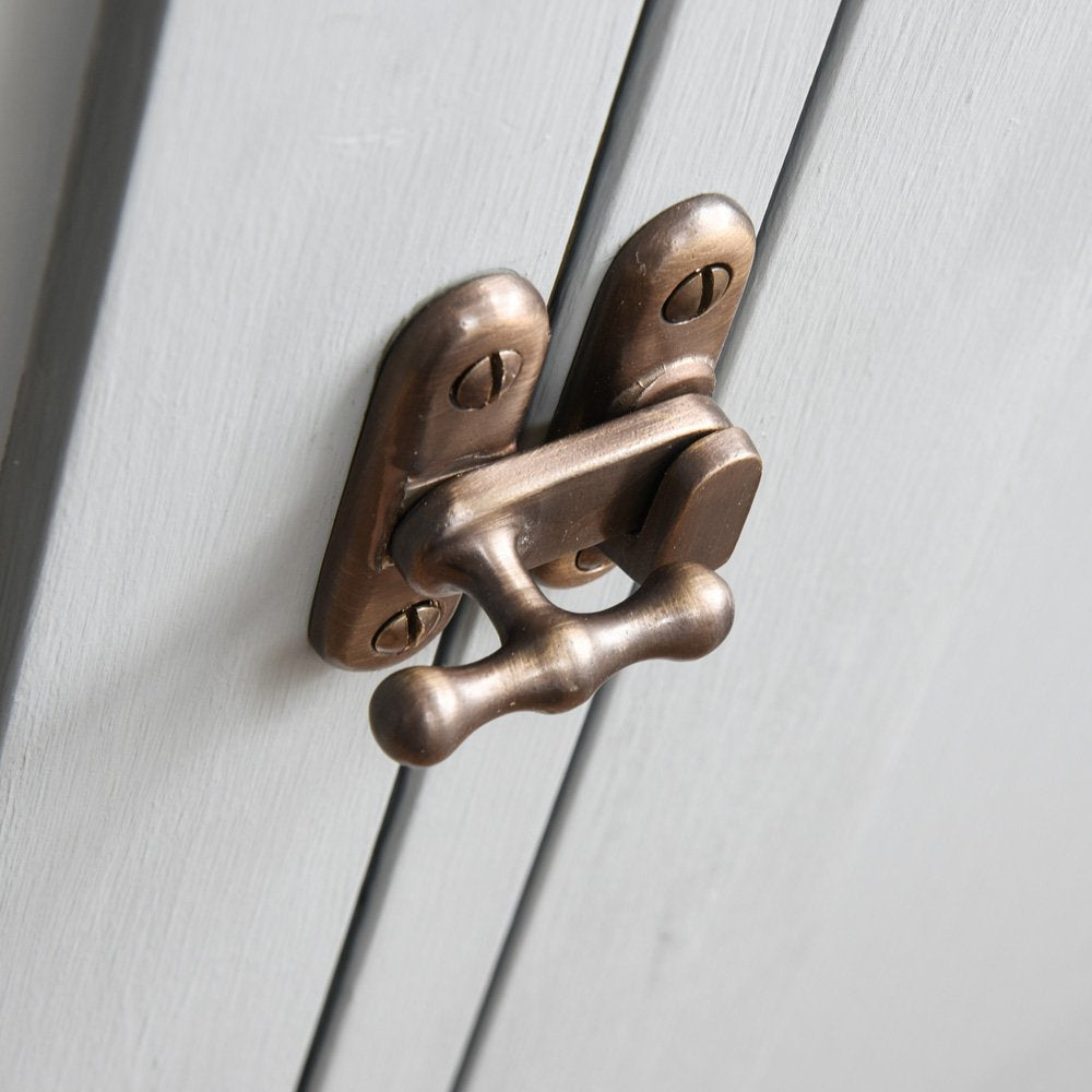 Vintage Distressed Antique Brass Cupboard Catch - Rustic Cabinet Latch for Farmhouse, Shabby Chic & Industrial Style Home Decor - Perfect for Kitchen Cabinets, Wardrobes & Furniture Restoration