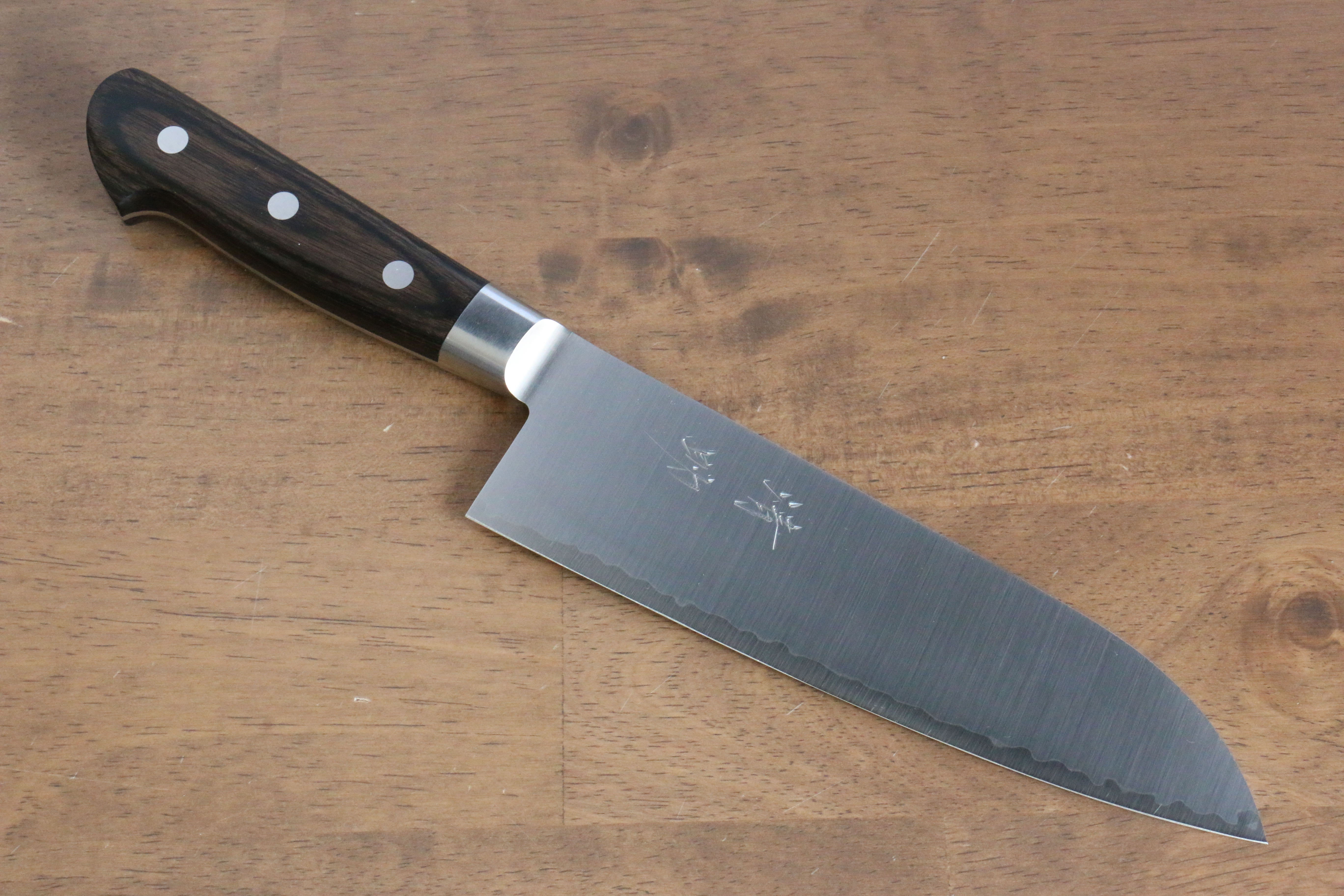 Premium Seisuke SG2 Santoku Knife 180mm with Brown Pakka Wood Handle - Japanese Kitchen Knife for Slicing, Dicing & Chopping Vegetables, Meat & Fish - Perfect for Home Chefs & Professional Kitchens
