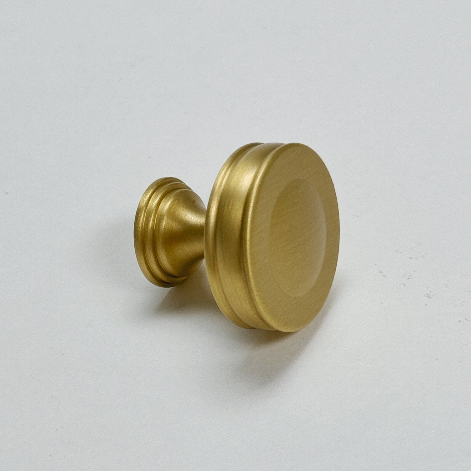 Elegant Satin Brass Elliott Drawer Pulls & Cabinet Knobs - Vintage Style Hardware for Kitchen Cabinets, Dressers & Furniture (Set of 10) - Perfect for Home Renovation & DIY Projects