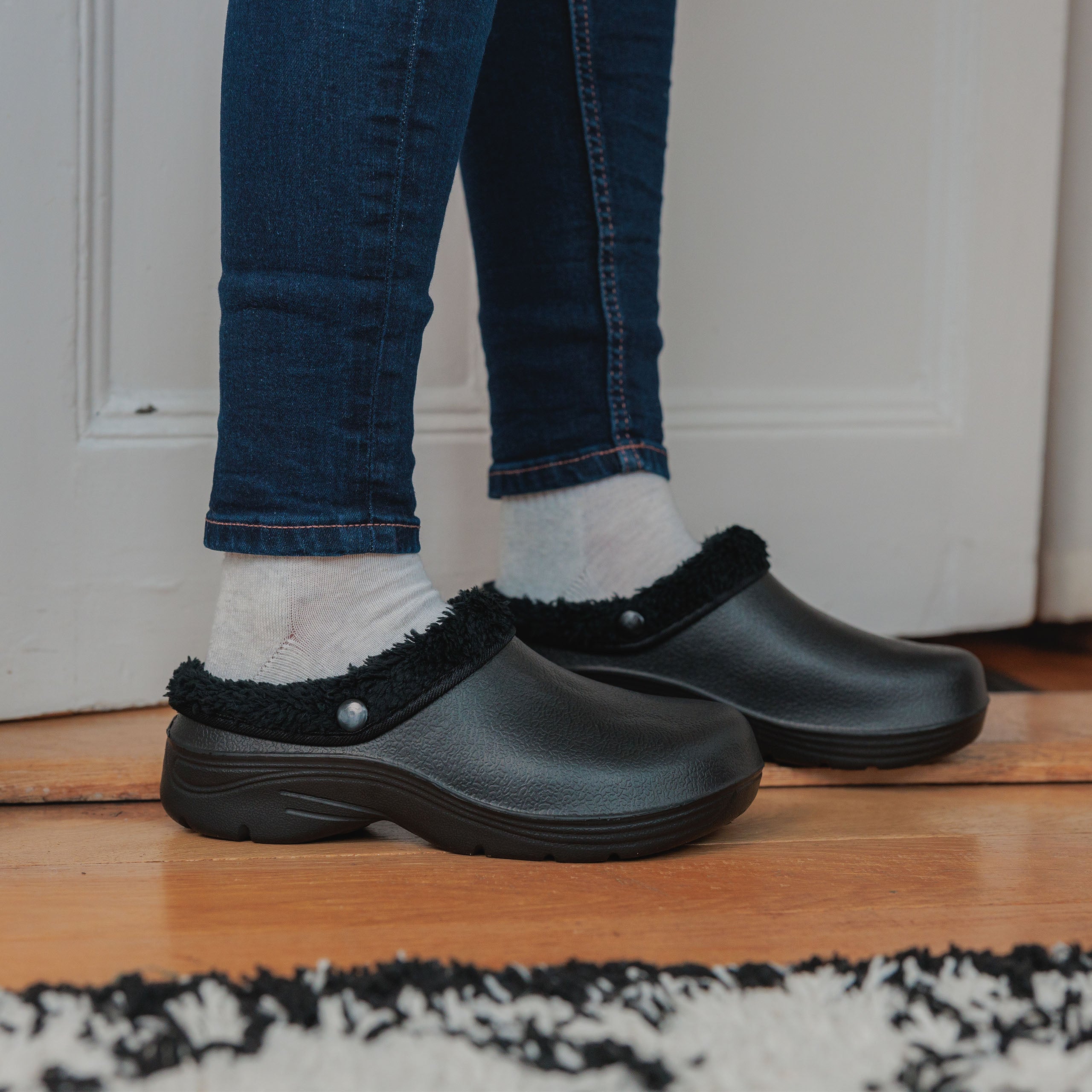 Women's Thermal Fleece Lined Garden Clogs - Warm Slip-Resistant Outdoor Shoes for Winter Gardening, Yard Work & Home Use