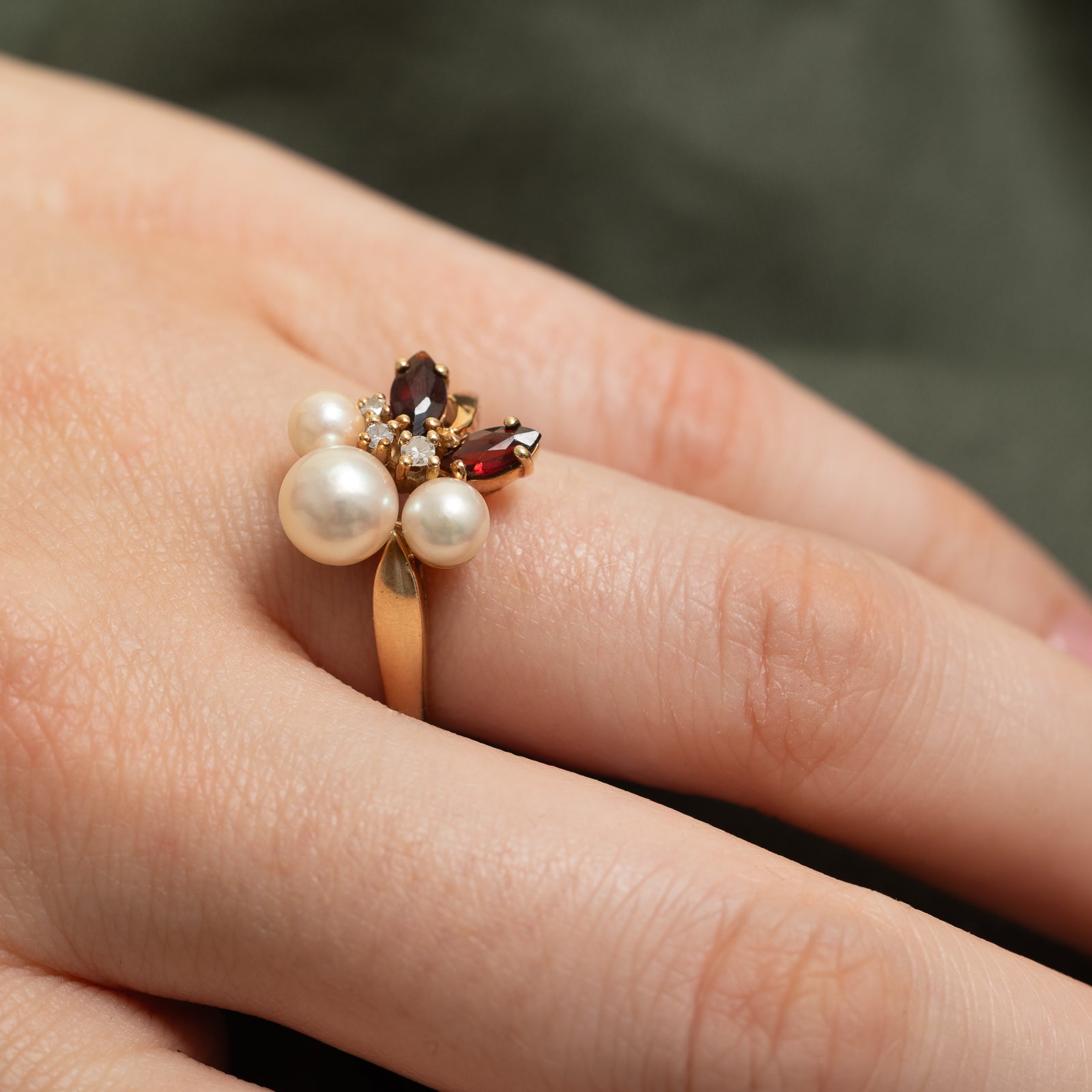 Exquisite Pearl, Garnet & Diamond Ring - 0.35ctw Garnet & 0.05ctw Diamond - Size 7.5 - Elegant Jewelry for Weddings, Anniversaries & Special Occasions