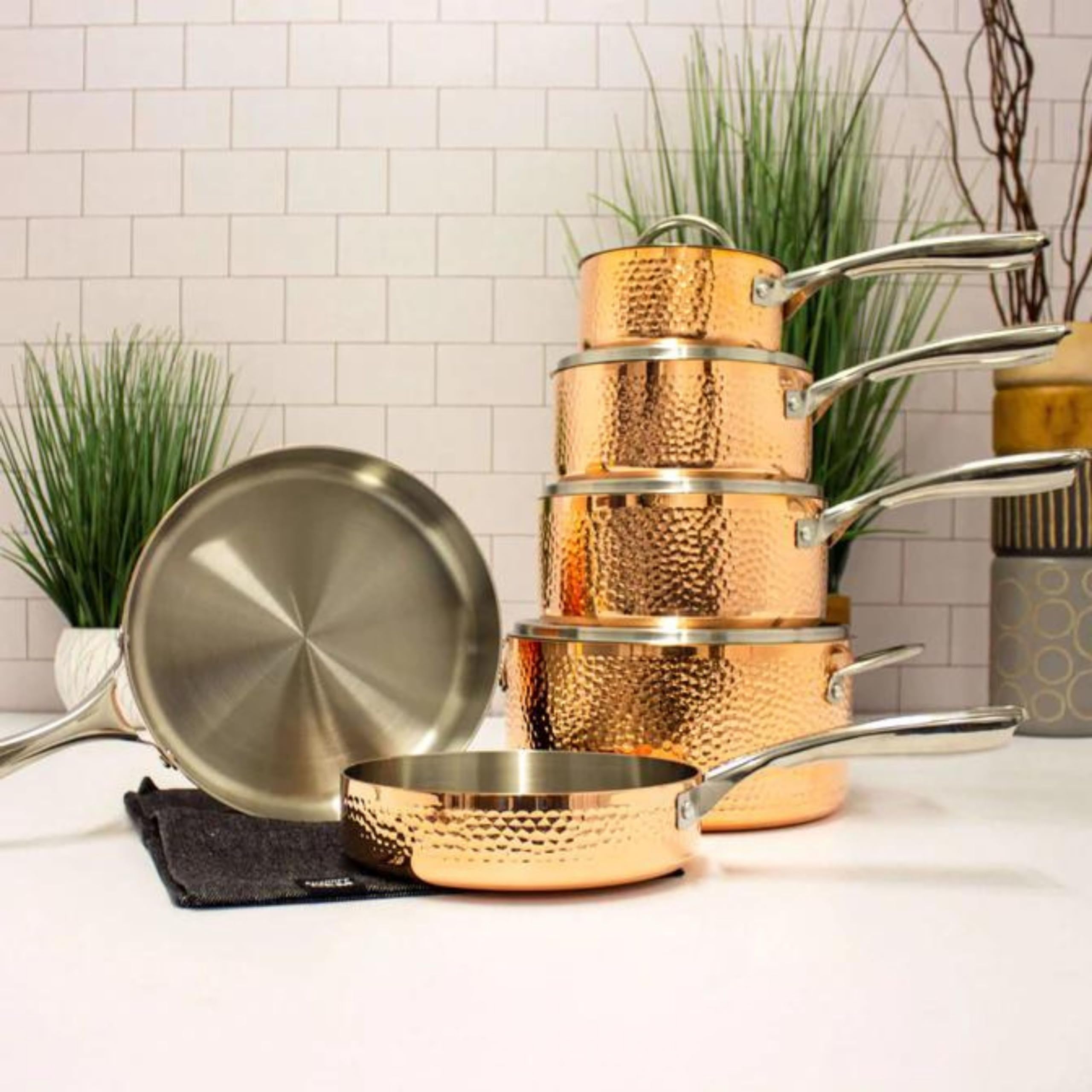 BergHOFF Vintage Tri-Ply Copper 9.5 Inch Dutch Oven 5.75 Quart with Matching Lid - Hammered Finish, Ergonomic Handle, 3-Layer Base for Even Heat Distribution - Perfect for Braising, Stewing & Slow Cooking in Gold Finish