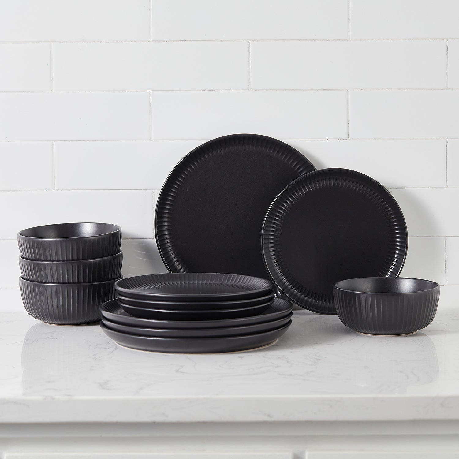 Premium Logan Stoneware Dinnerware Set - 16-Piece Black Stoneware Plates & Bowls for Everyday Dining, Durable & Stylish for Family Meals, Dinner Parties & Restaurant Use