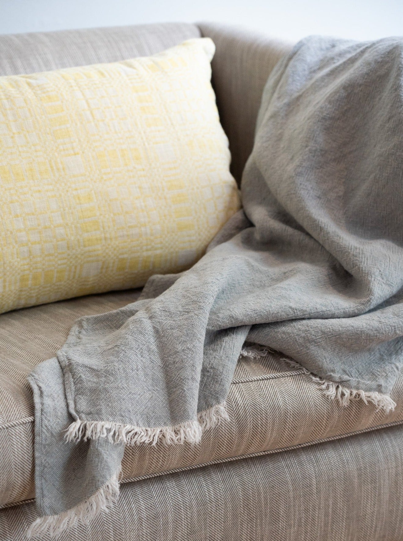 Harper Soft Fleece Throw Blanket - Cozy Bedspread for Couch, Sofa & Bed - Lightweight & Warm Blanket for Home, Office & Travel - Perfect for Winter Nights & Gifts