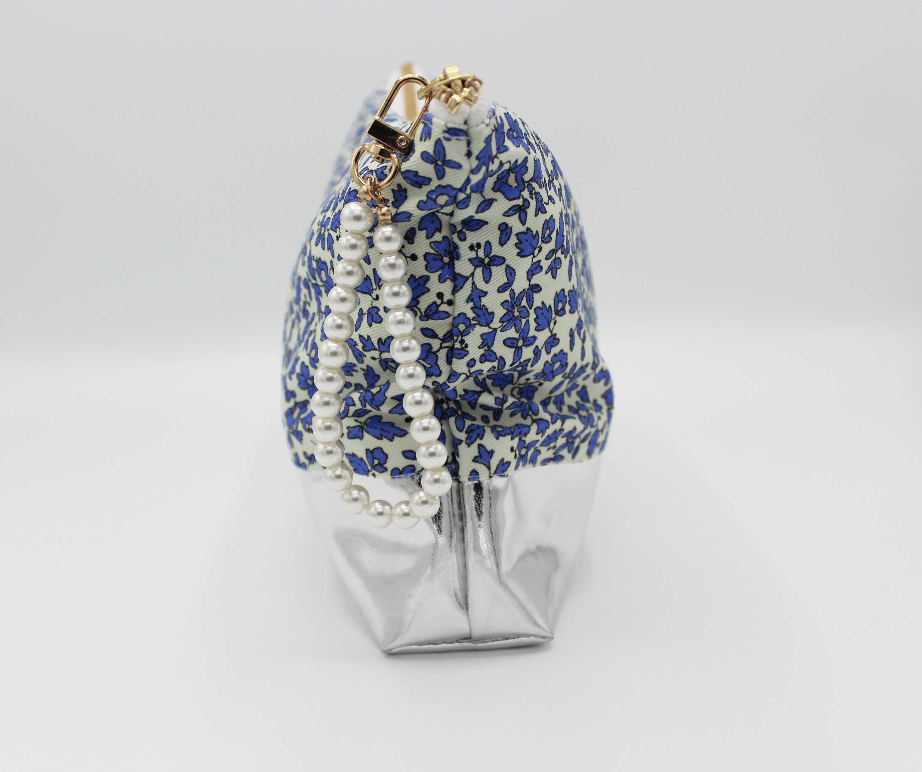Ditsy Daisy Blue Toiletry Bag for Travel - Waterproof Cosmetic Makeup Organizer with Hanging Hook, Perfect for Vacation, Gym, and Camping