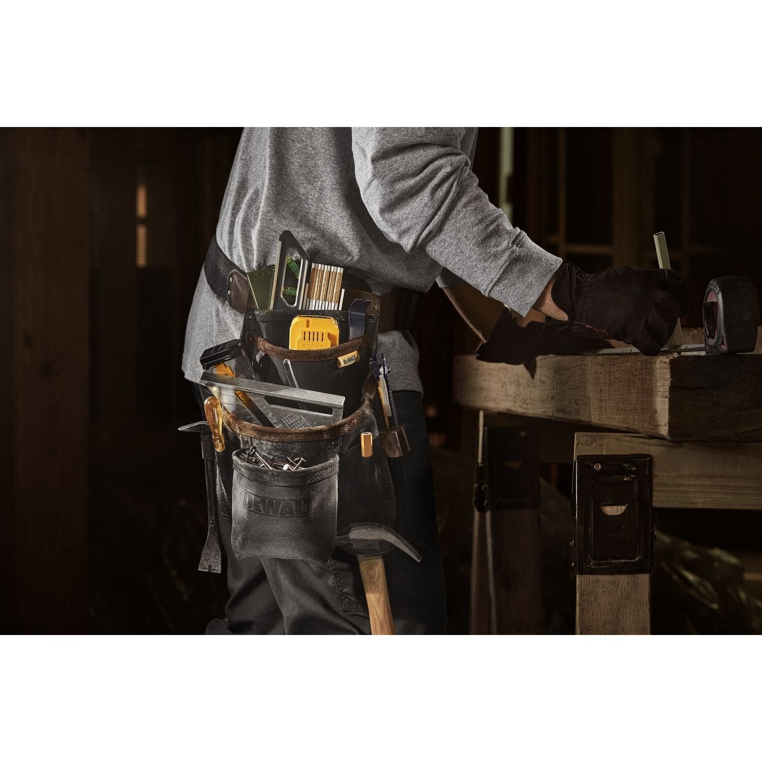 DEWALT DWST550115 Leather Tool Pouch with Belt - Heavy Duty Construction, Durable & Adjustable for Carpenters, Electricians & DIY - Perfect for Job Sites & Home Workshops