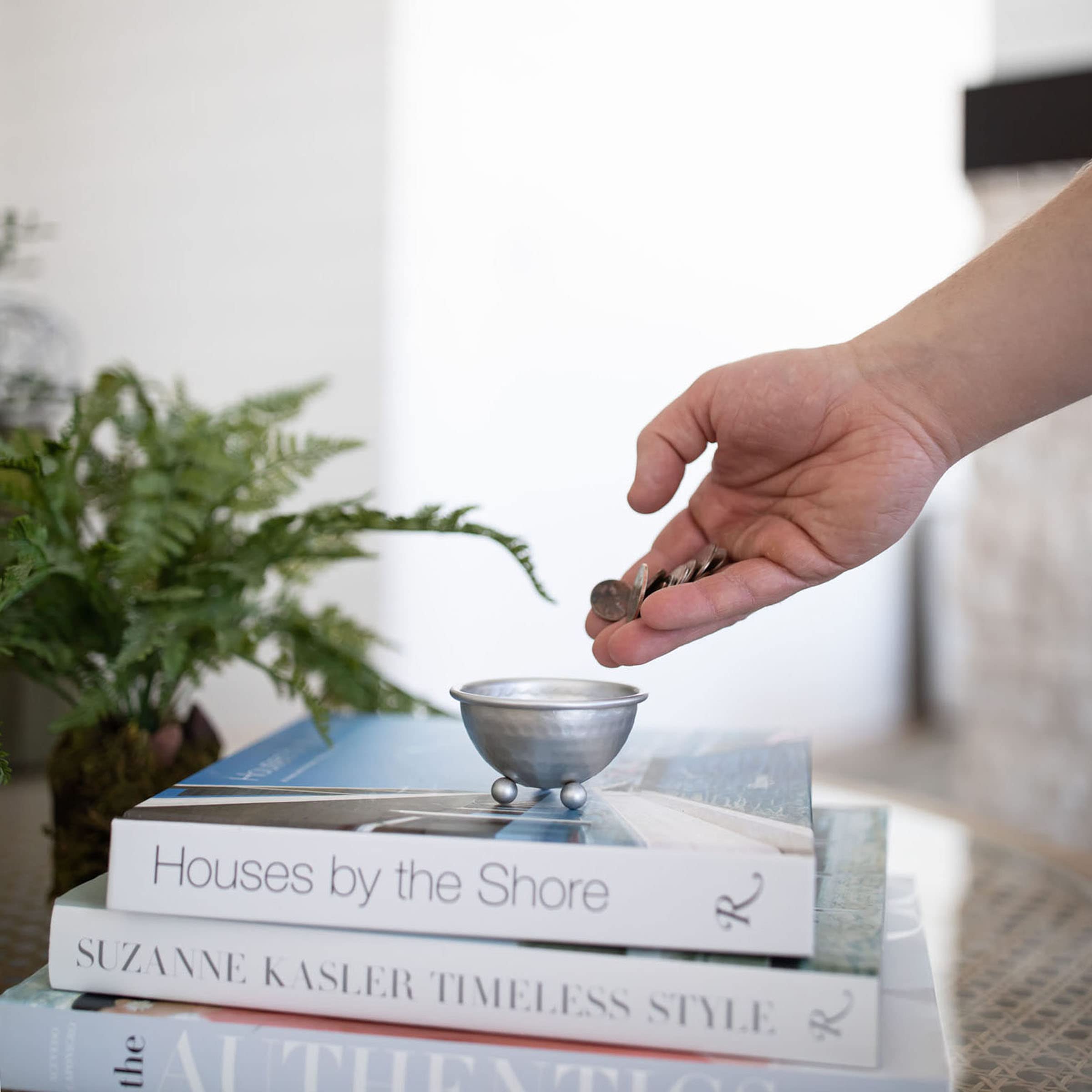 Foreside Home and Garden Hammered Silver Metal Bowl - Decorative Centerpiece for Dining Table, Kitchen Counter, or Living Room Display