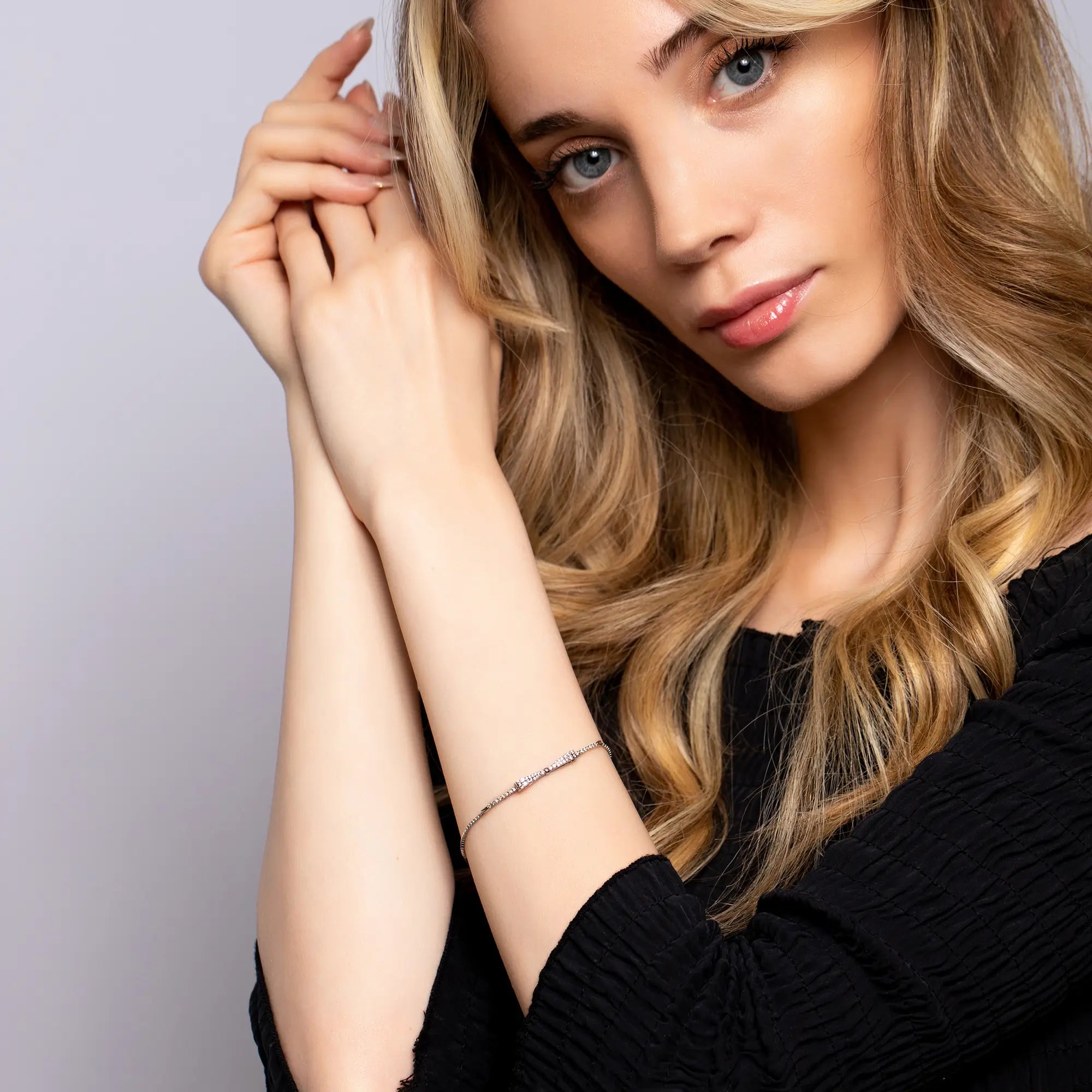 Elegant Bowtie Bracelet for Women - Stylish Adjustable Fashion Jewelry Gift for Parties, Weddings & Special Occasions
