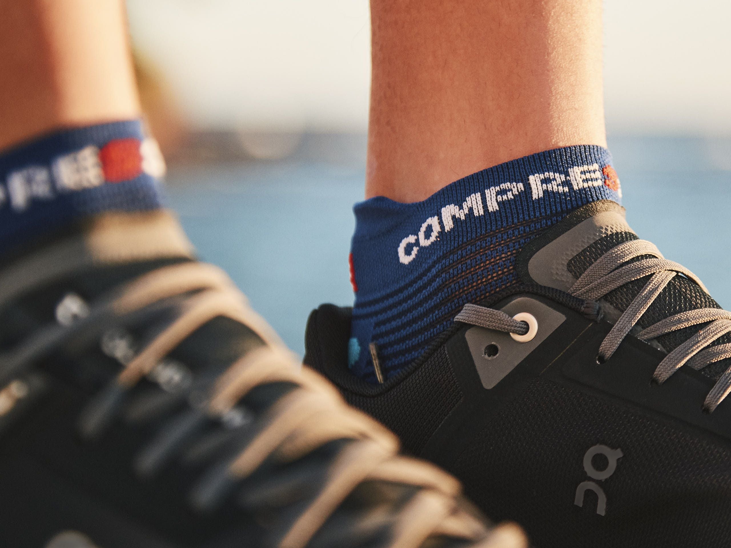 Compressport Pro Racing Socks v4.0 - Unisex Running Socks for Marathon & Training - Lightweight Performance Socks in Sodalite/Fluo Blue - Ideal for Runners, Athletes & Fitness Enthusiasts