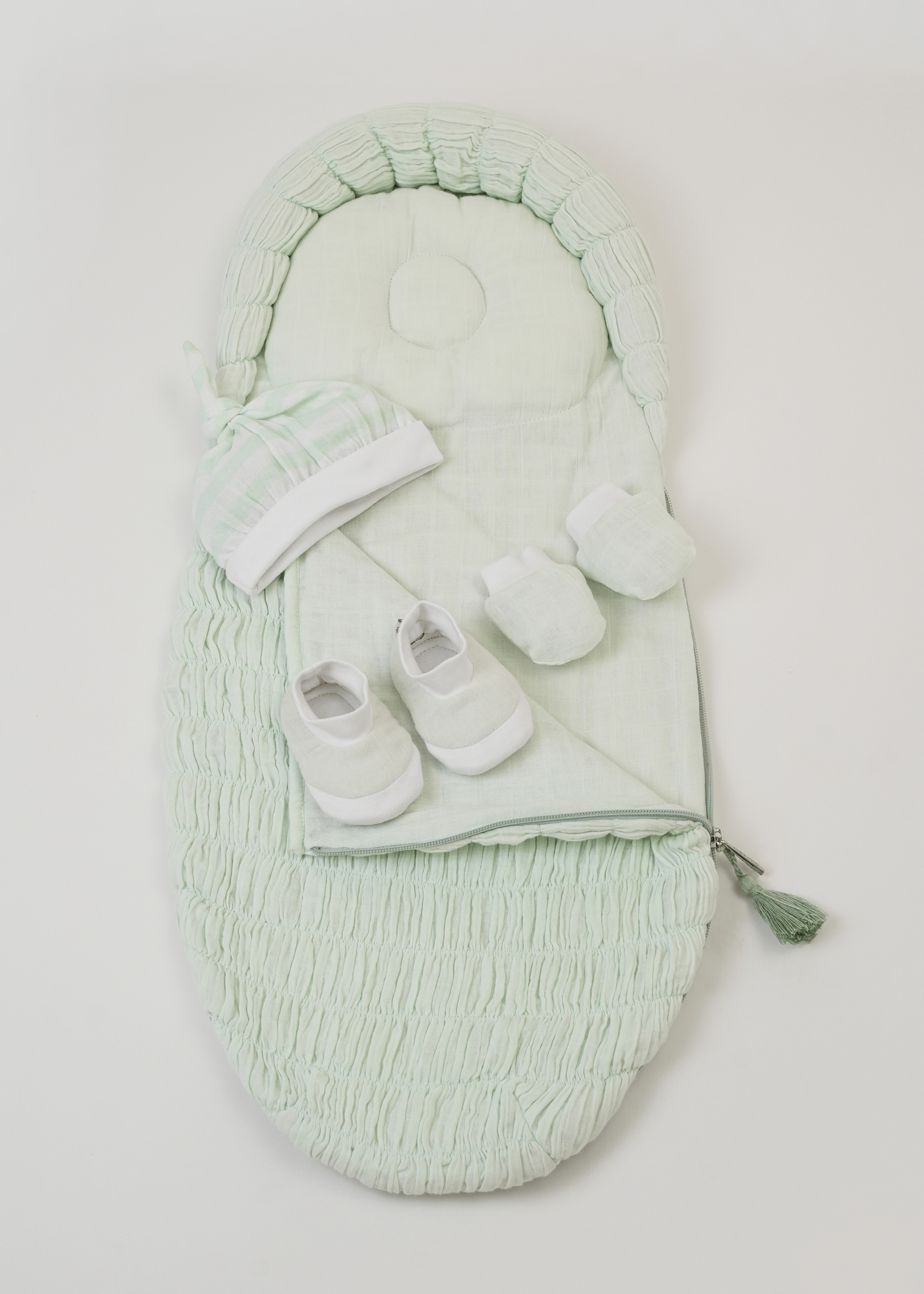 Elegant Oval Picture Perfect Gift Box in Mint Green - Perfect for Wedding Favors, Bridal Showers & Special Occasions