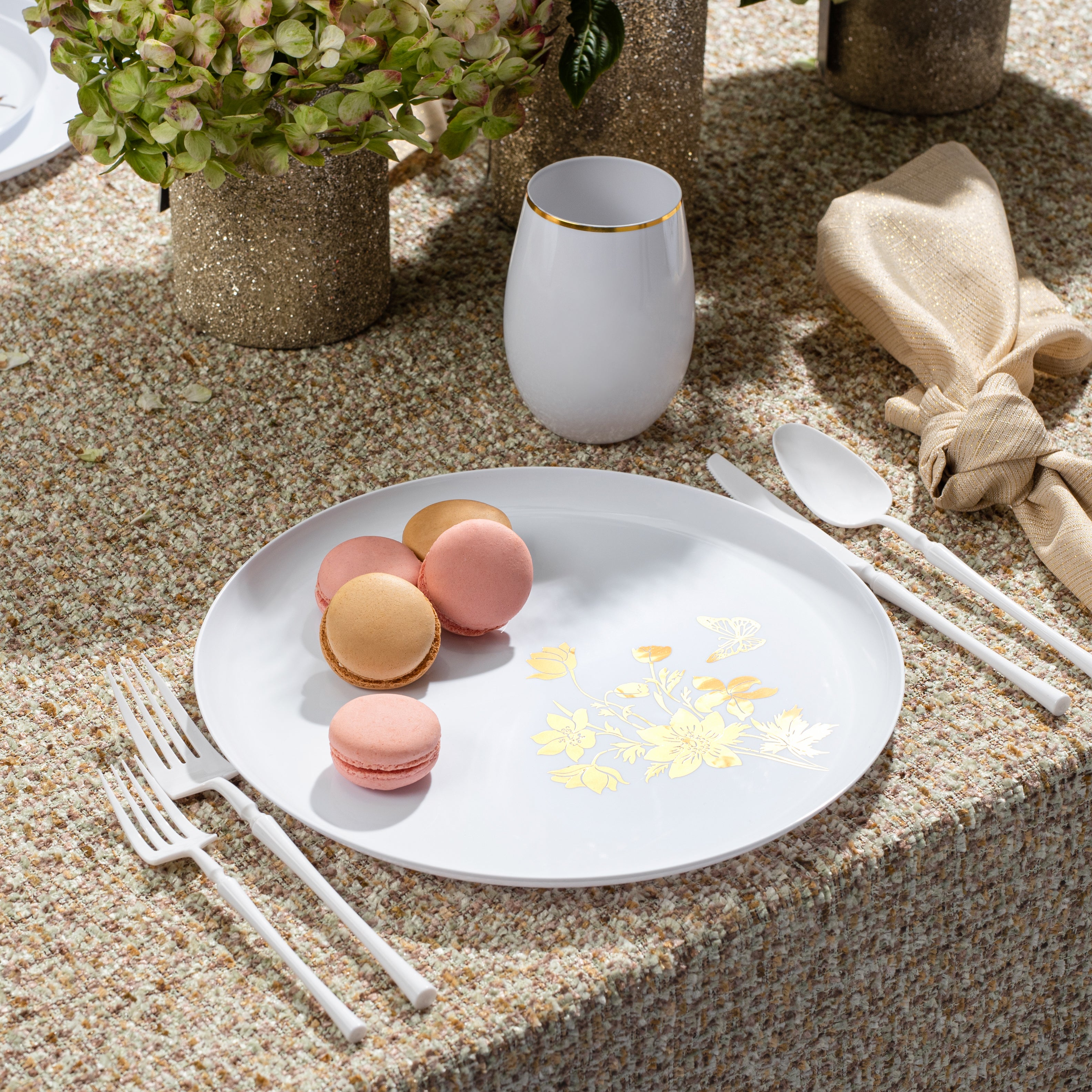 Elegant White and Gold Round Plastic Plates - Durable Disposable Dinnerware for Parties, Picnics, and Outdoor Dining - Perfect for Garden Weddings and BBQs