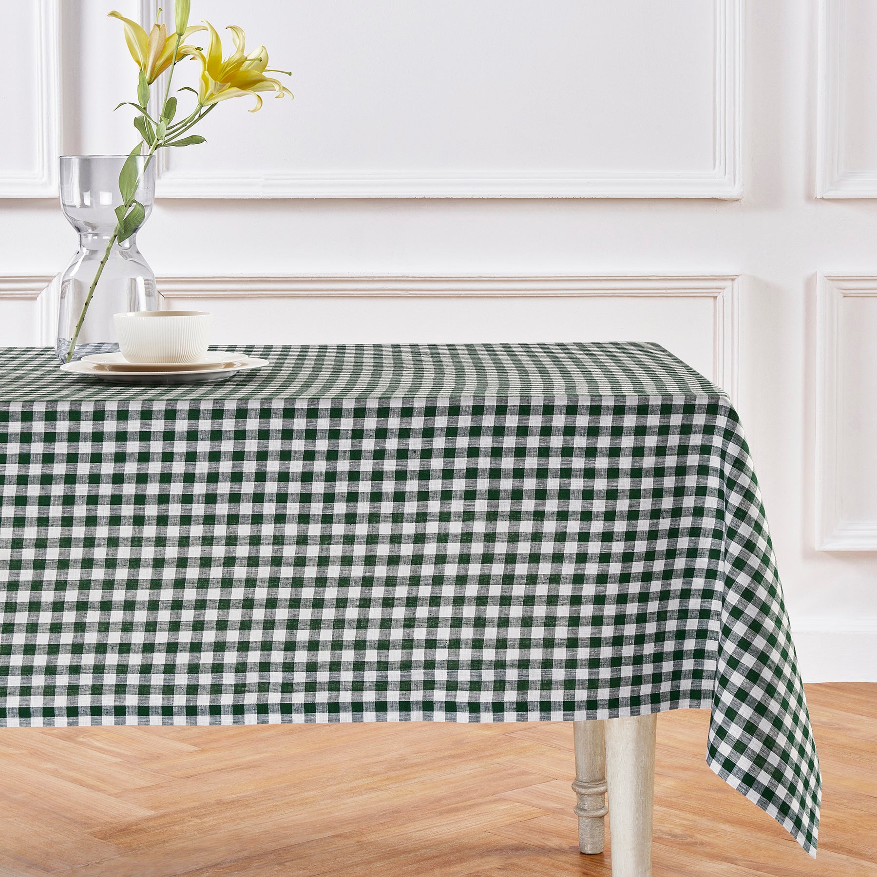 Stylish Red and White Checkered Gingham Tablecloth - Perfect for Picnics, BBQs, and Outdoor Dining