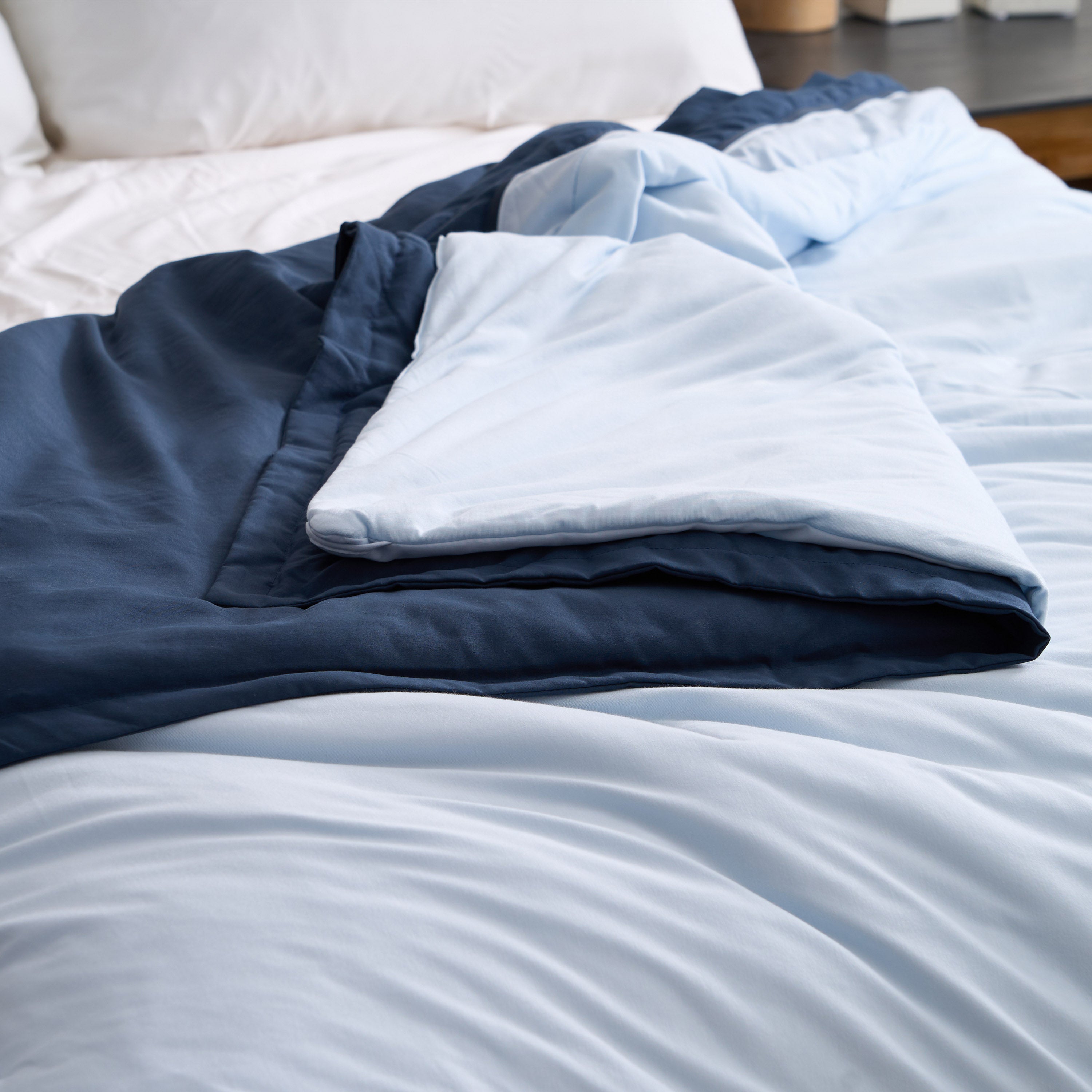 Temperature Regulating Comforter for Deep Sleep - All-Season Cooling & Warmth for Bedroom, Guest Room & Dorm