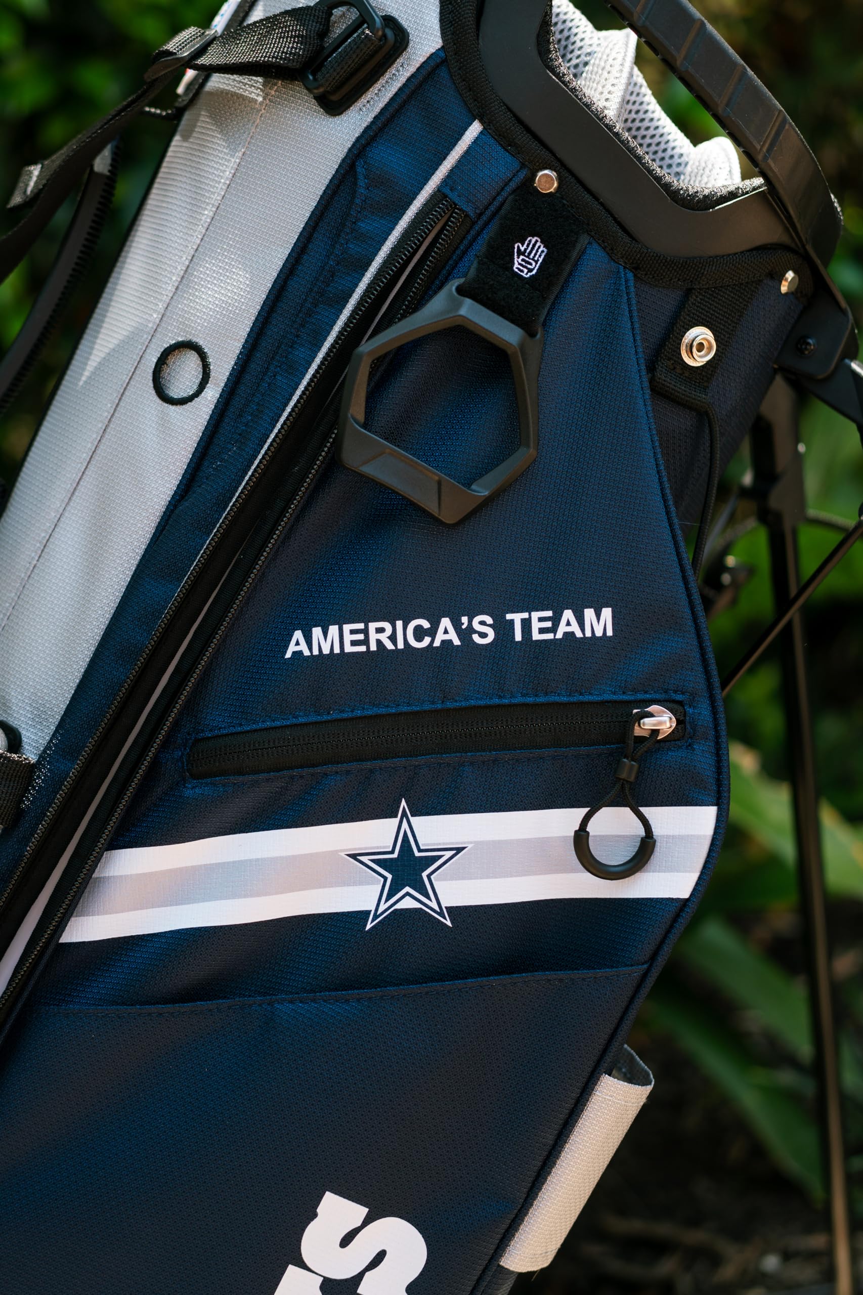 Wilson NFL Dallas Cowboys Stand Golf Bag - Durable & Lightweight for Men & Women | Perfect for Golf Courses, Driving Ranges & Outdoor Sports