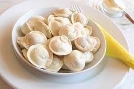 Russian Pelmeni Mold - Plastic Dumpling & Ravioli Maker for Homemade Pasta (Random Color) - Perfect for Making Traditional Russian Dumplings, Italian Pasta & Asian Gyoza at Home