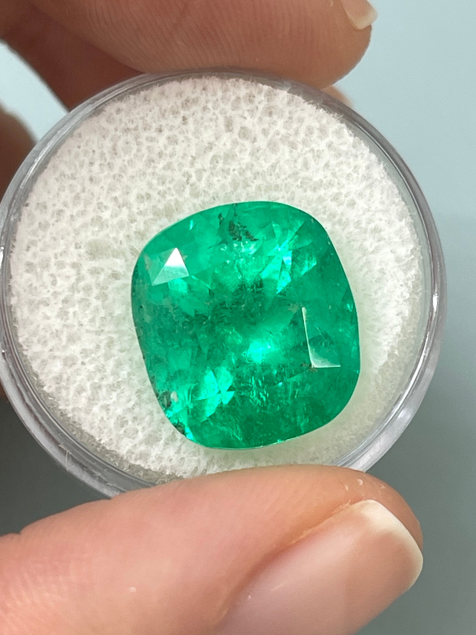 12.27 Carat Muzo Colombian Emerald - Natural Loose Green Cushion Cut Gemstone (15x14mm) for Jewelry Making, Engagement Rings & Luxury Gifts