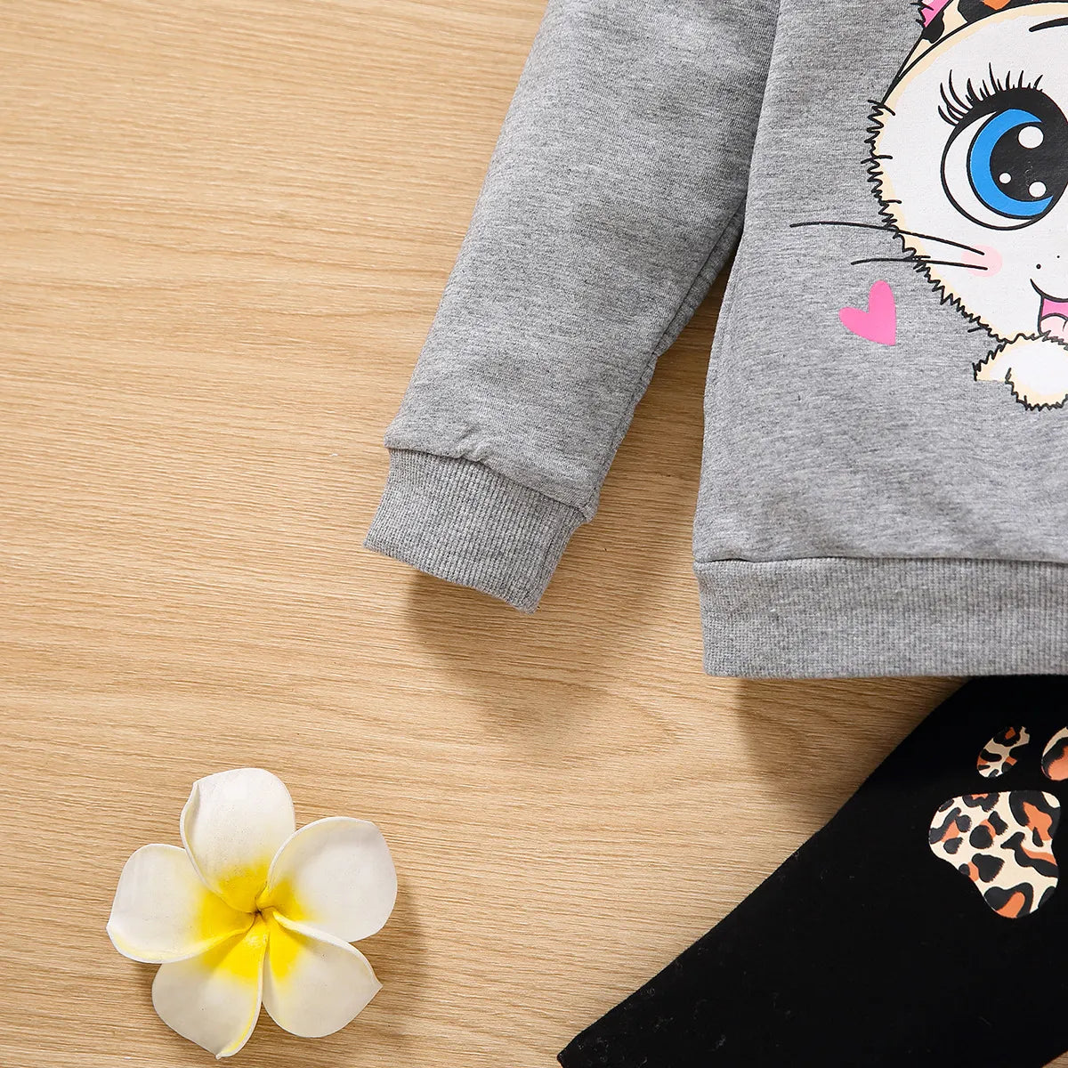 Girls' Autumn Long Sleeve Two-Piece Outfit with Bow & Big-Eyed Cat Print - Casual Cotton Kids Clothing Set for School, Playdates & Family Photos