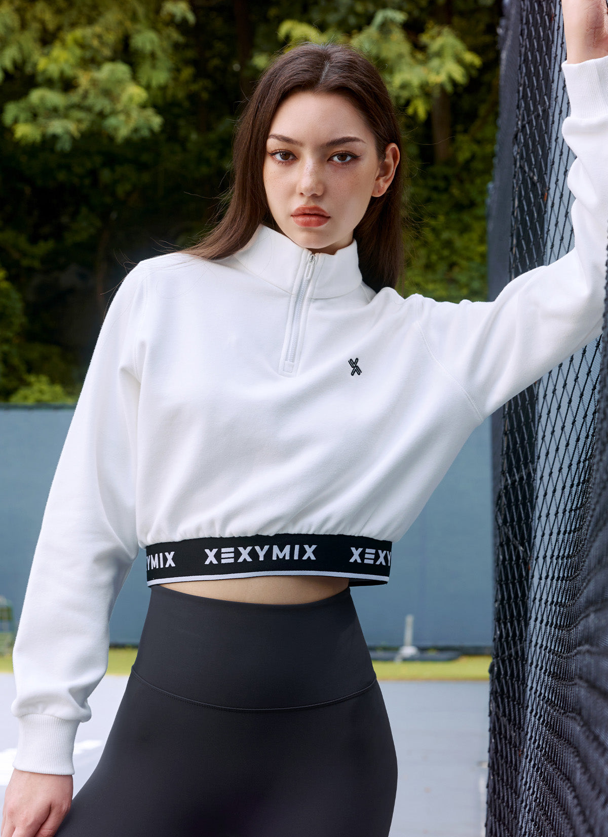 Logo Point Warm Crop Sweatshirt for Women - Cozy Fleece Pullover with Stylish Design - Perfect for Casual Outfits, Gym Wear & Street Fashion
