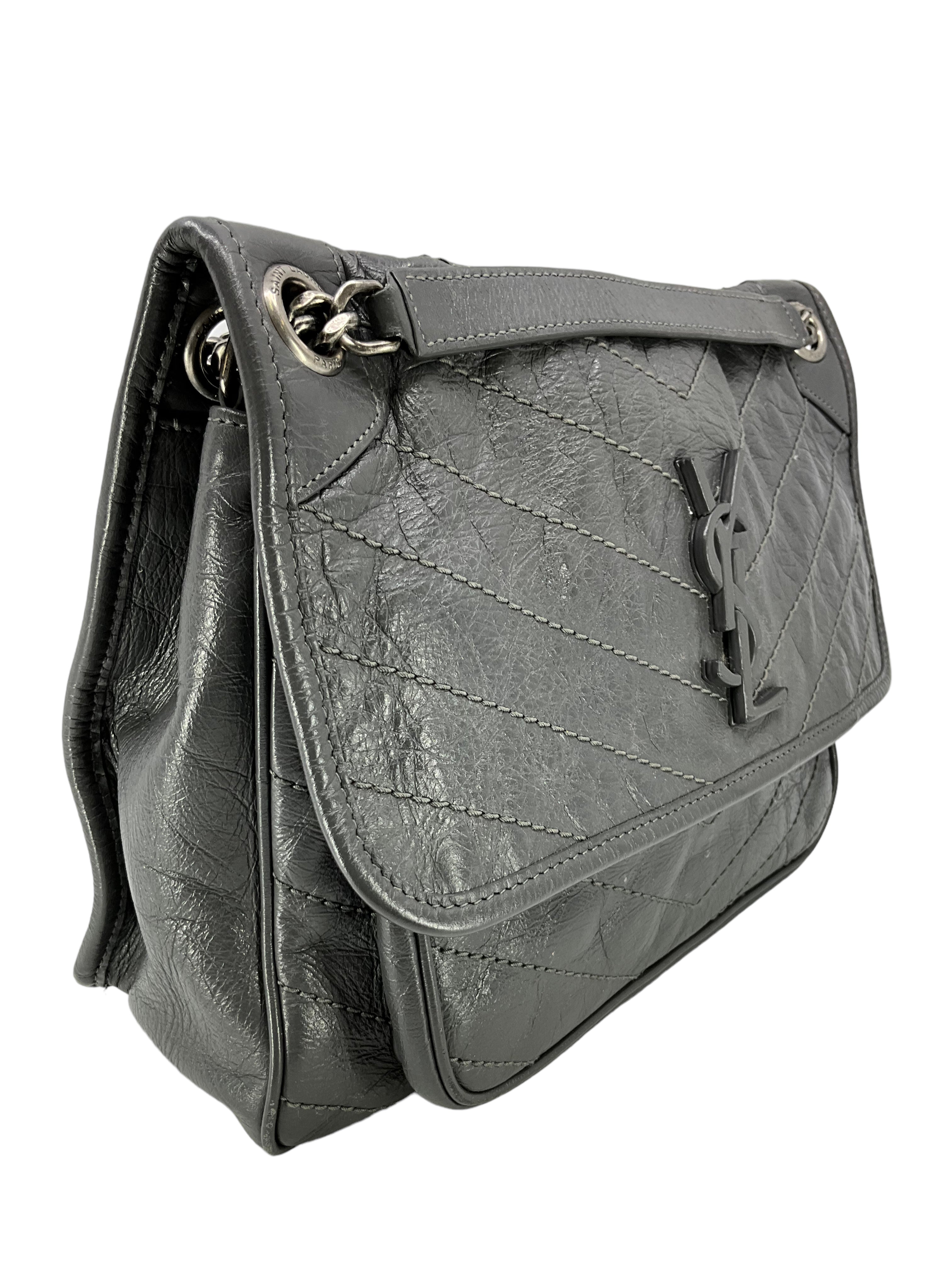 SAINT LAURENT Monogram Niki Medium Chain Bag - Crinkled Calfskin Leather Crossbody Purse for Women, Fashion Shoulder Bag for Work, Date Night & Travel Accessories