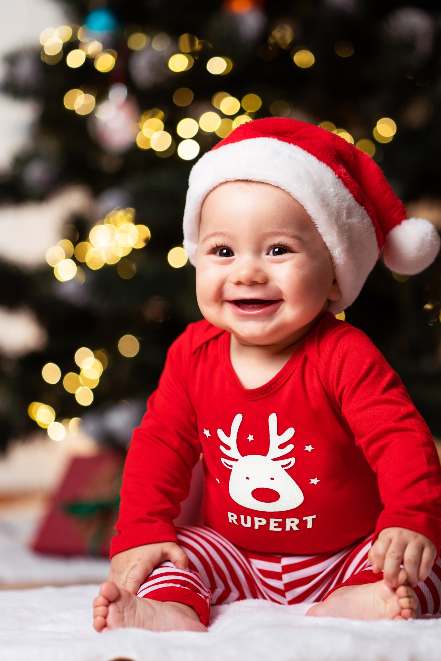 Custom Christmas Reindeer Graphic T-Shirt for Men & Women - Funny Holiday Gift for Family & Friends - Perfect for Christmas Parties & Festive Gatherings