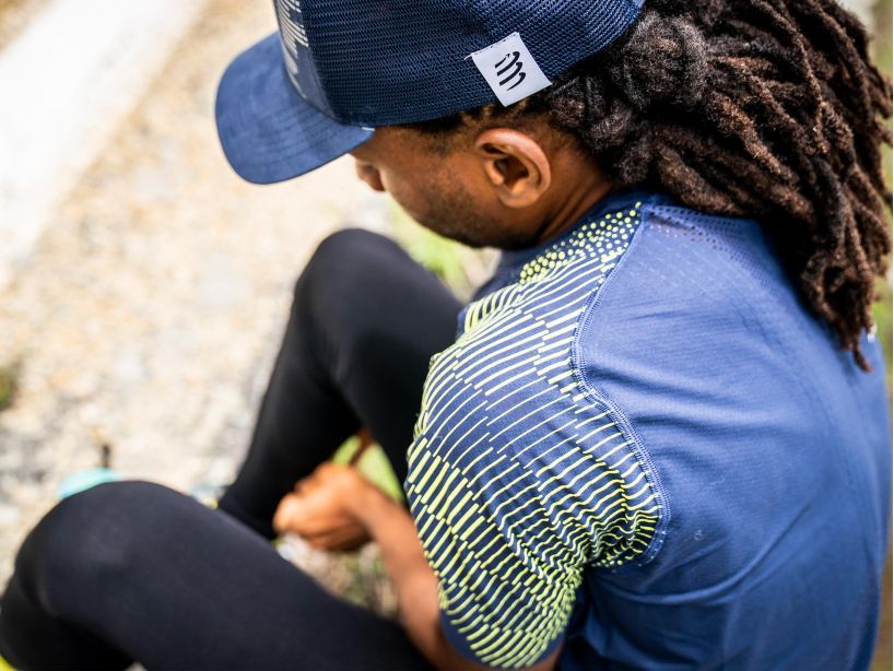 Compressport Men's Running Short Sleeve T-Shirt - Navy & Pink Performance Shirt for Marathon & Triathlon Training - AM00128B_538 | Ideal for Road Racing, Gym Workouts & Outdoor Sports
