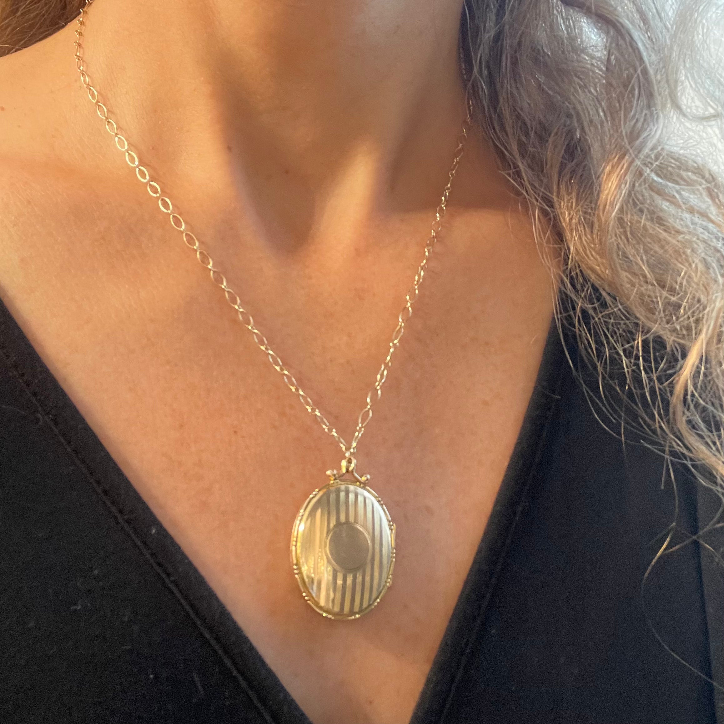 Antique Silver Oval Locket Necklace - Vintage Photo Pendant Jewelry for Women - Perfect for Weddings, Anniversaries & Keepsake Gifts