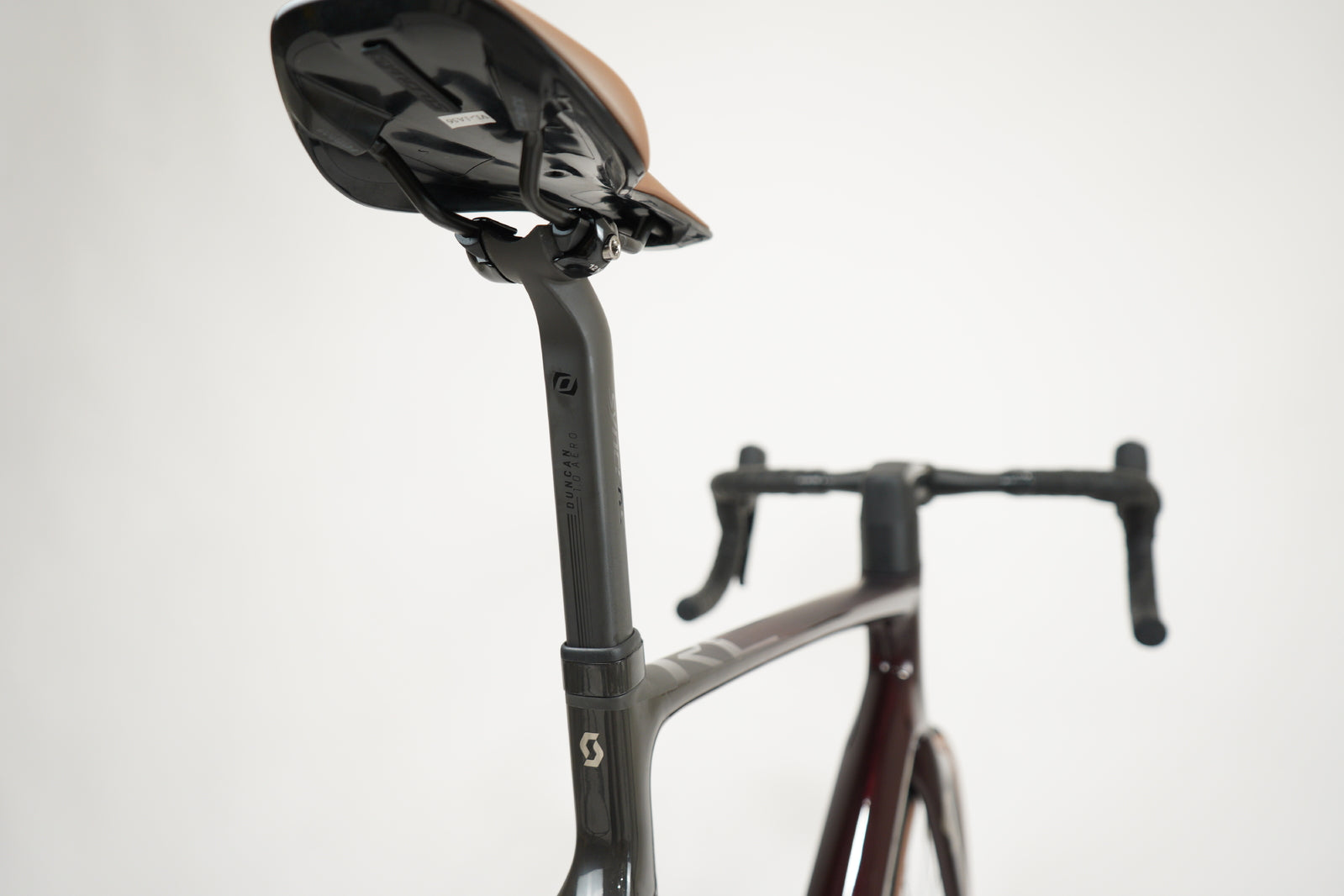 Scott Addict RC 10 Road Bike - Lightweight Carbon Fiber Racing Bicycle for Men & Women | Perfect for Competitive Cycling, Triathlons & Endurance Rides