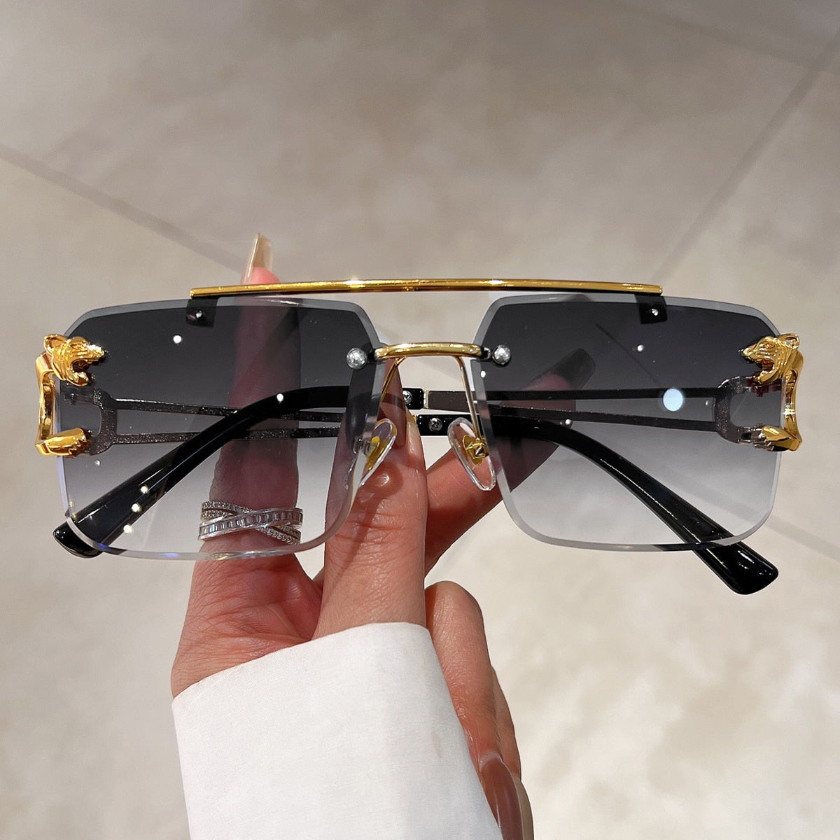 Stylish Women's Oversized Square Sunglasses - UV Protection, Trendy Fashion Accessory for Outdoor, Beach & Driving