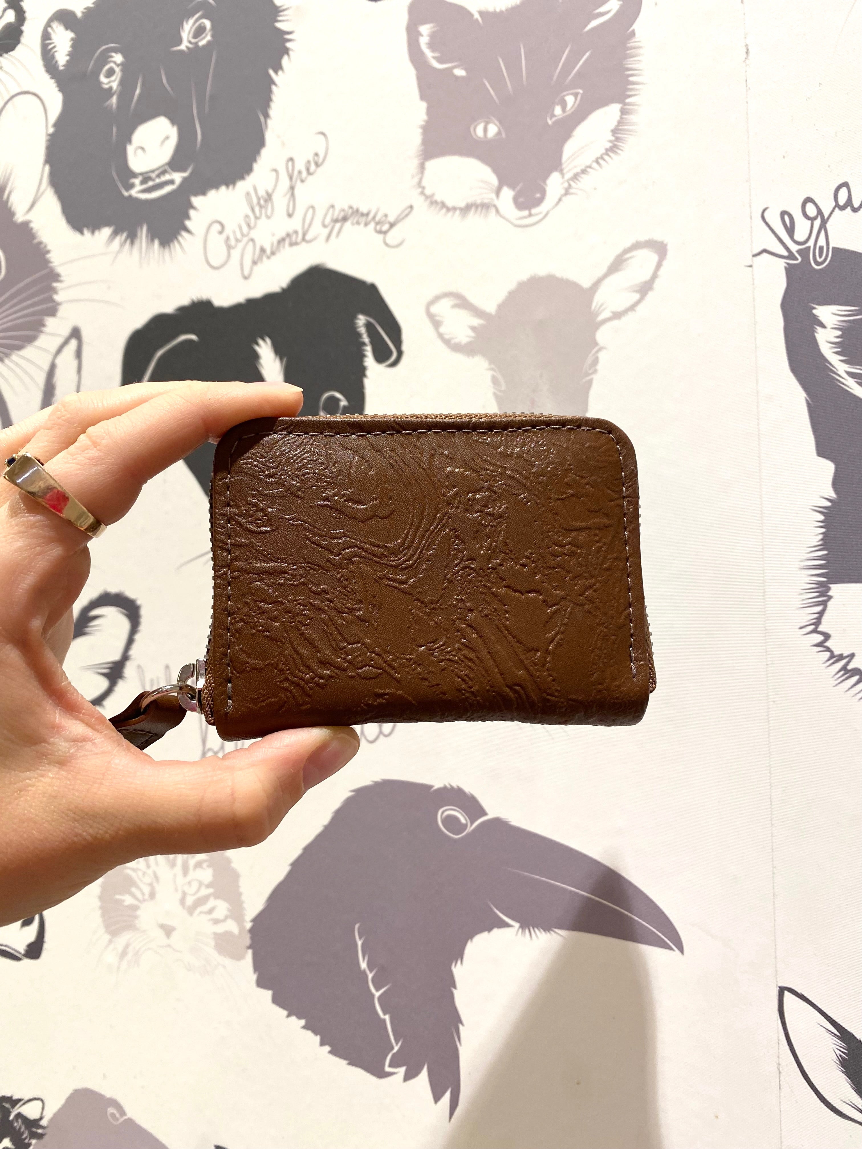 Arlo Embossed Genuine Leather Wallet for Men - Chestnut Brown RFID Blocking Bifold Wallet - Perfect for Everyday Carry, Travel & Business (Green Laces Collection)