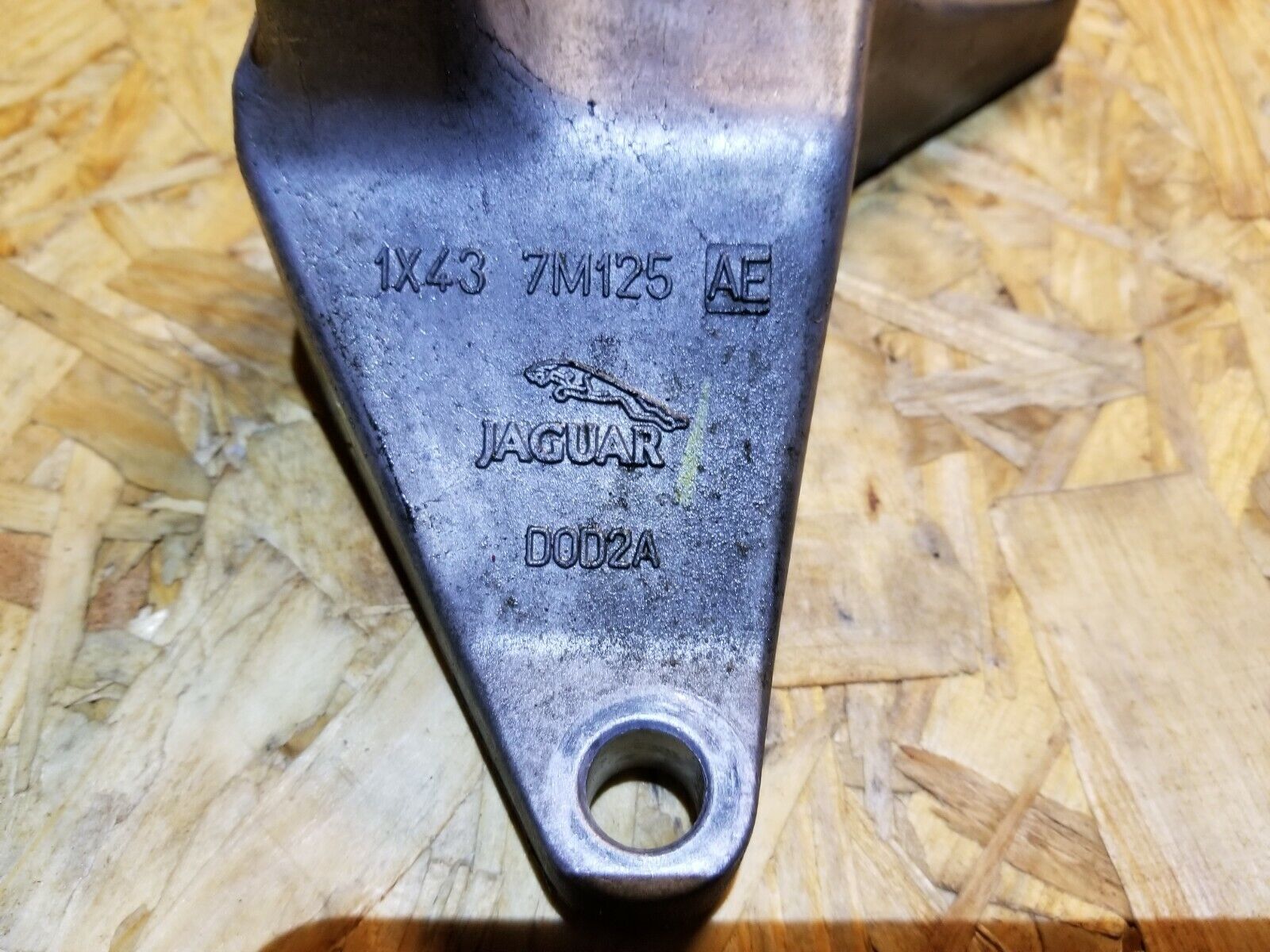 02 08 Jaguar X Type 3.0L Automatic Transmission Mount Bracket Support OEM Replacement Part - Perfect for Smooth Gear Shifting & Vibration Reduction
