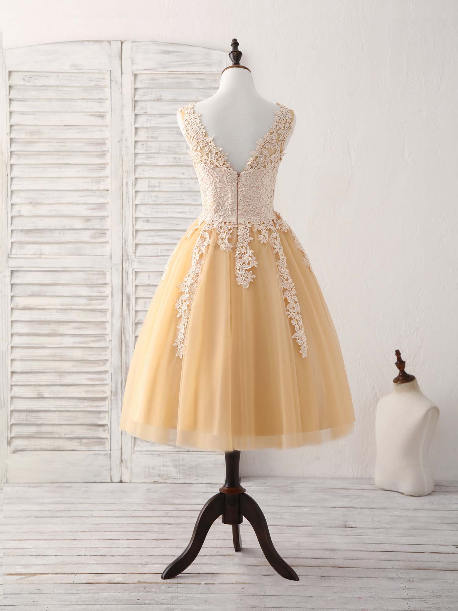 Elegant Champagne V-Neck Tulle Lace Applique Short Prom Dress for Homecoming, Cocktail Party & Special Occasions