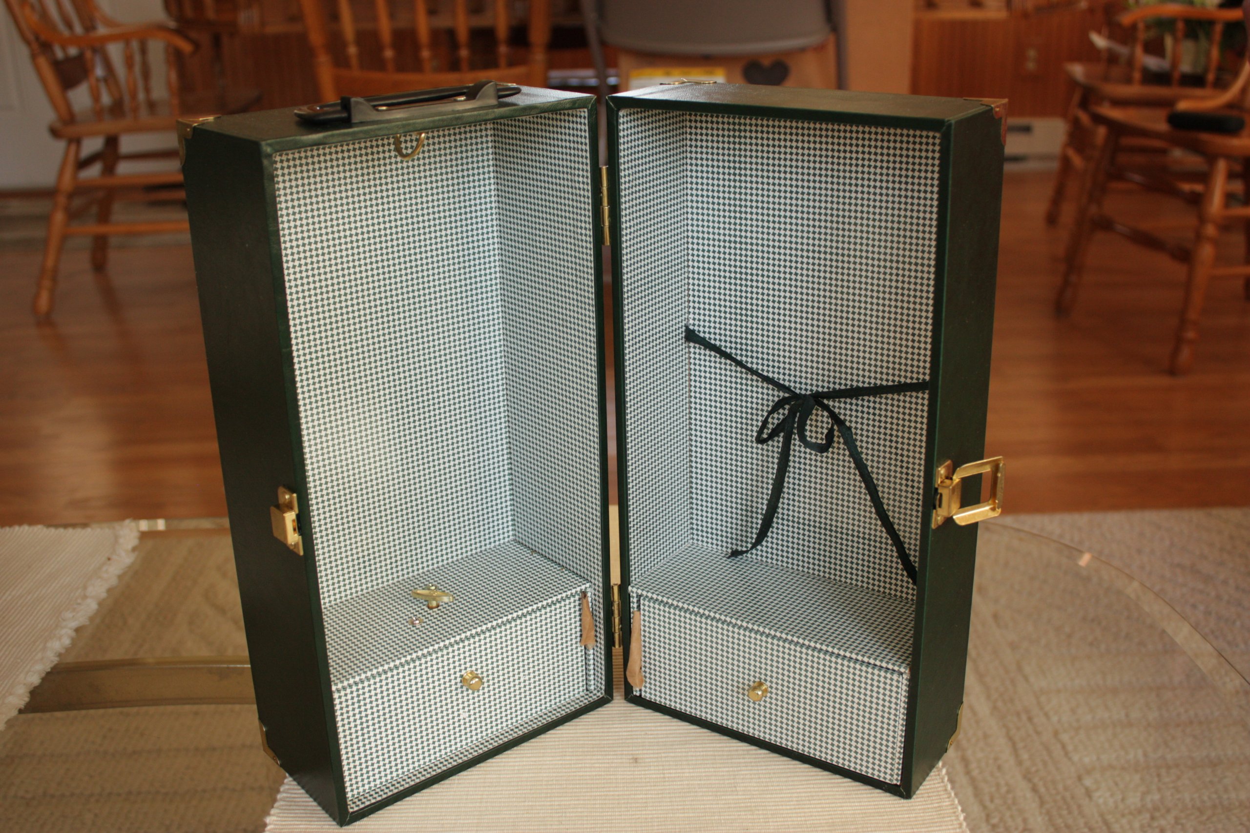 Green Doll Case with Music Box #589917 - Perfect for Collectors, Gift Giving, and Home Decor