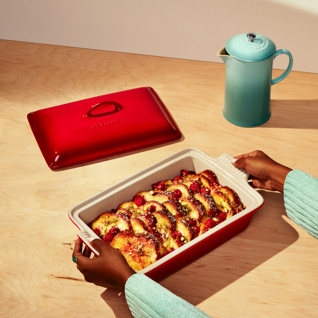 Le Creuset 3.8L Rectangular Casserole Dish - Cerise Red Enameled Cast Iron Dutch Oven for Baking, Roasting & Serving - Perfect for Family Dinners, Holiday Meals & Entertaining Guests
