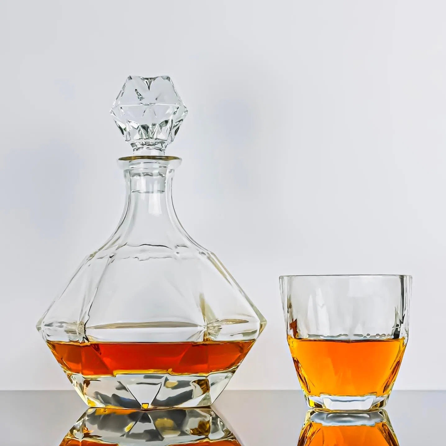 Premium Diamond-Cut Whiskey Decanter Set with 4 Crystal Glasses - 950ml Elegant Barware for Bourbon, Scotch & Whiskey Lovers - Perfect for Home Bars, Gifts & Entertaining