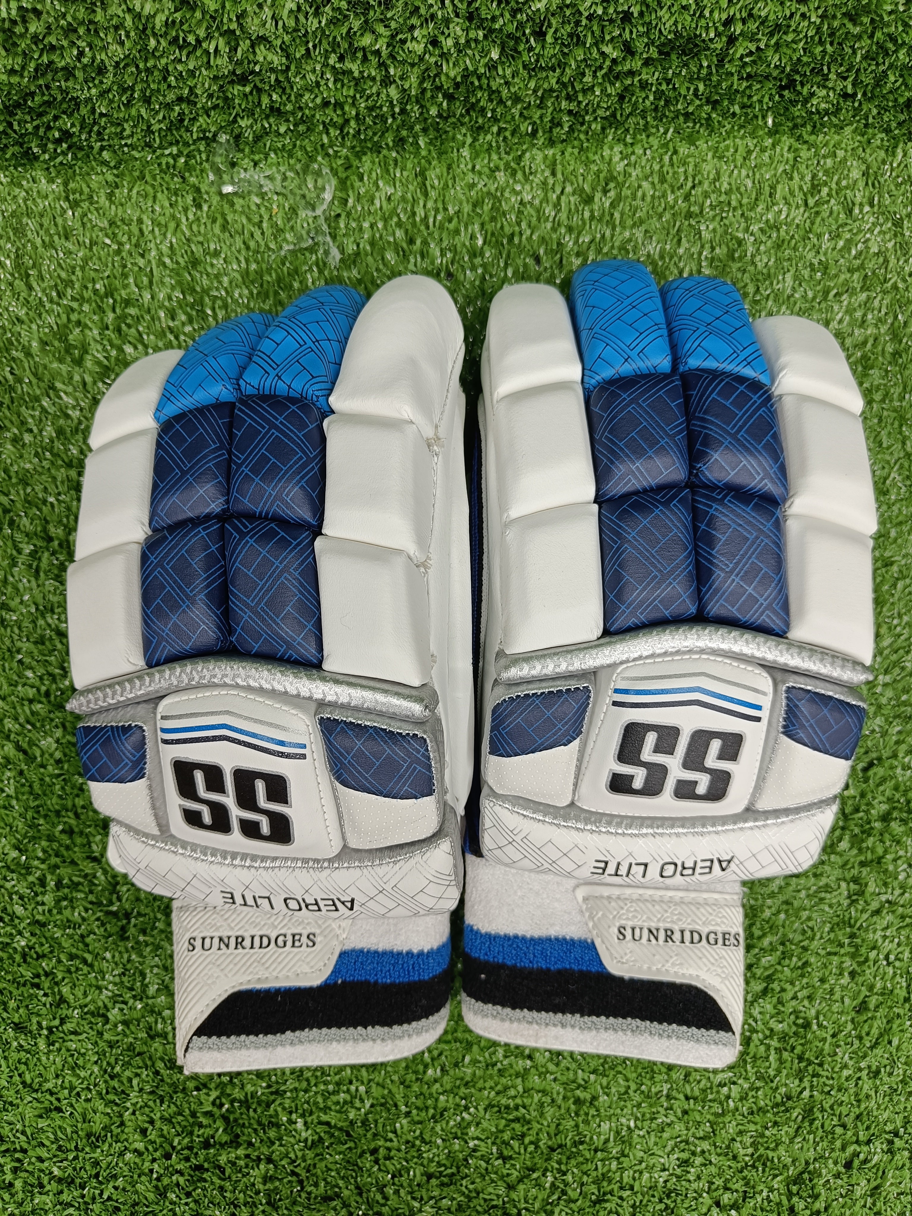 SS Aerolite Junior/Youth Cricket Batting Gloves - Dark Blue | Lightweight Protective Gloves for Young Cricket Players | Perfect for Practice, Matches & Training Sessions