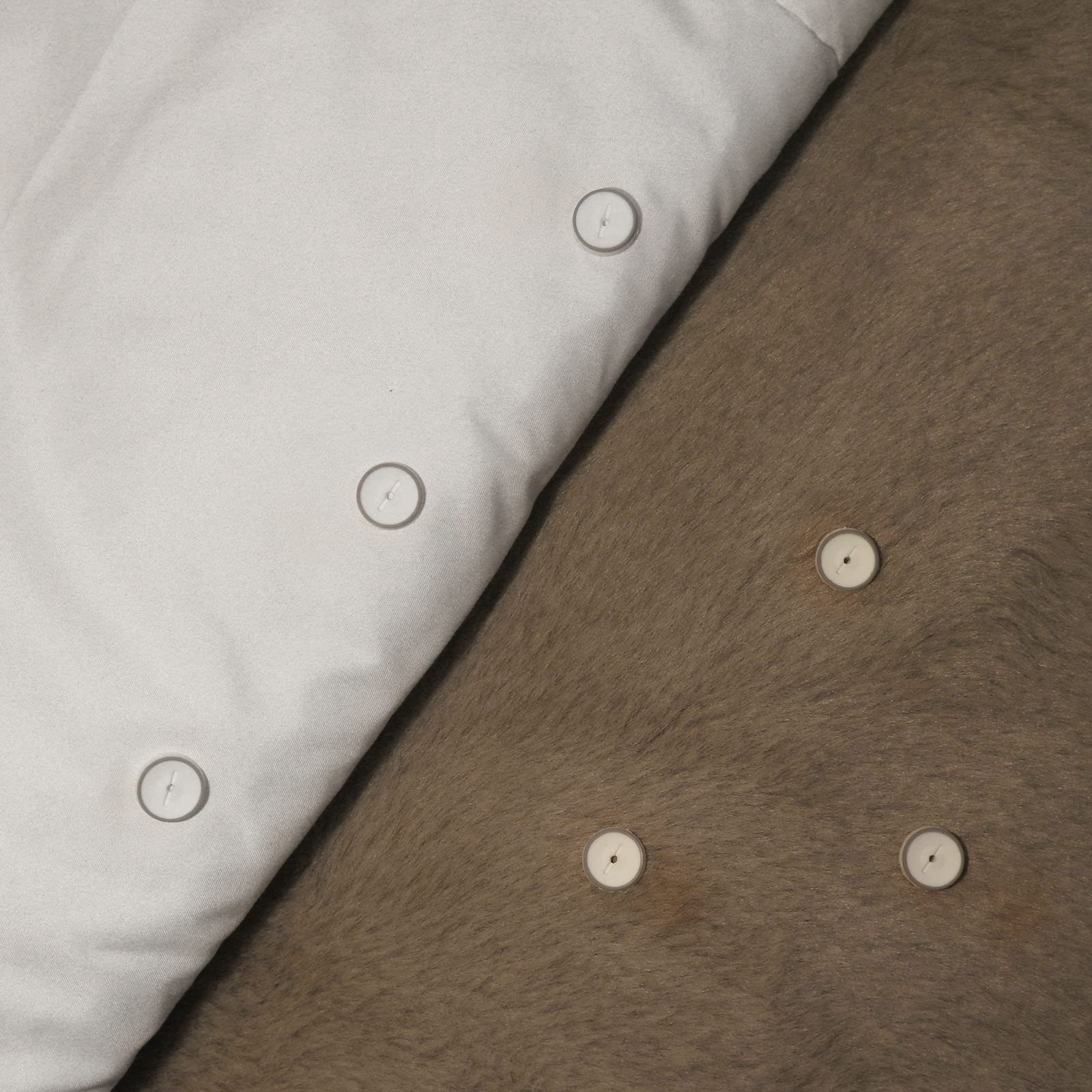 Duvet Clips Gun - Secure Comforter in Place Without Shifting | No Metal Needle, Bulky Clips or Buttons | No Ironing or Sewing Required | Perfect for Bedding, Guest Rooms & Hotels