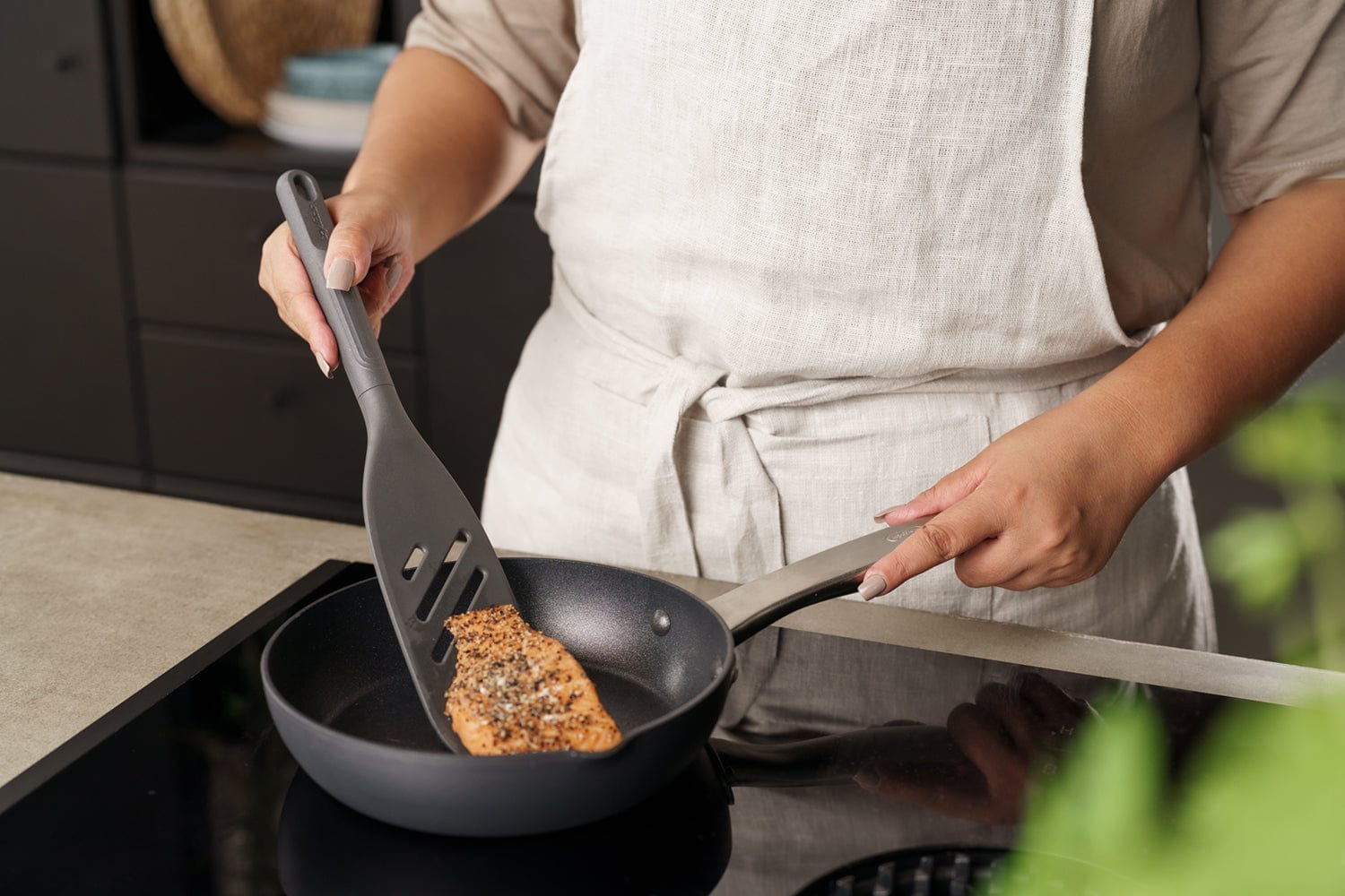 Zyliss Fish Turner - Stainless Steel Kitchen Spatula for Grilling, Flipping & Serving Fish, Burgers, Pancakes - Perfect for BBQ, Camping & Home Cooking