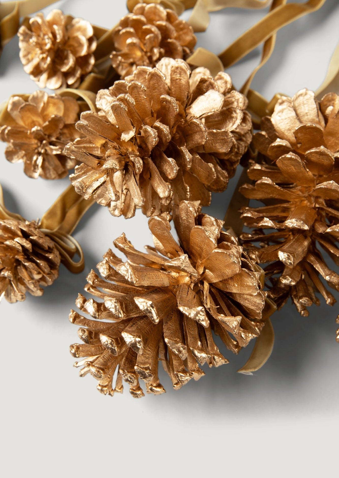 Gold Pine Cone Hanging Holiday Decoration - Elegant Christmas Tree Ornament for Festive Home Decor, Perfect for Xmas Party, Winter Wedding & Seasonal Gift Giving