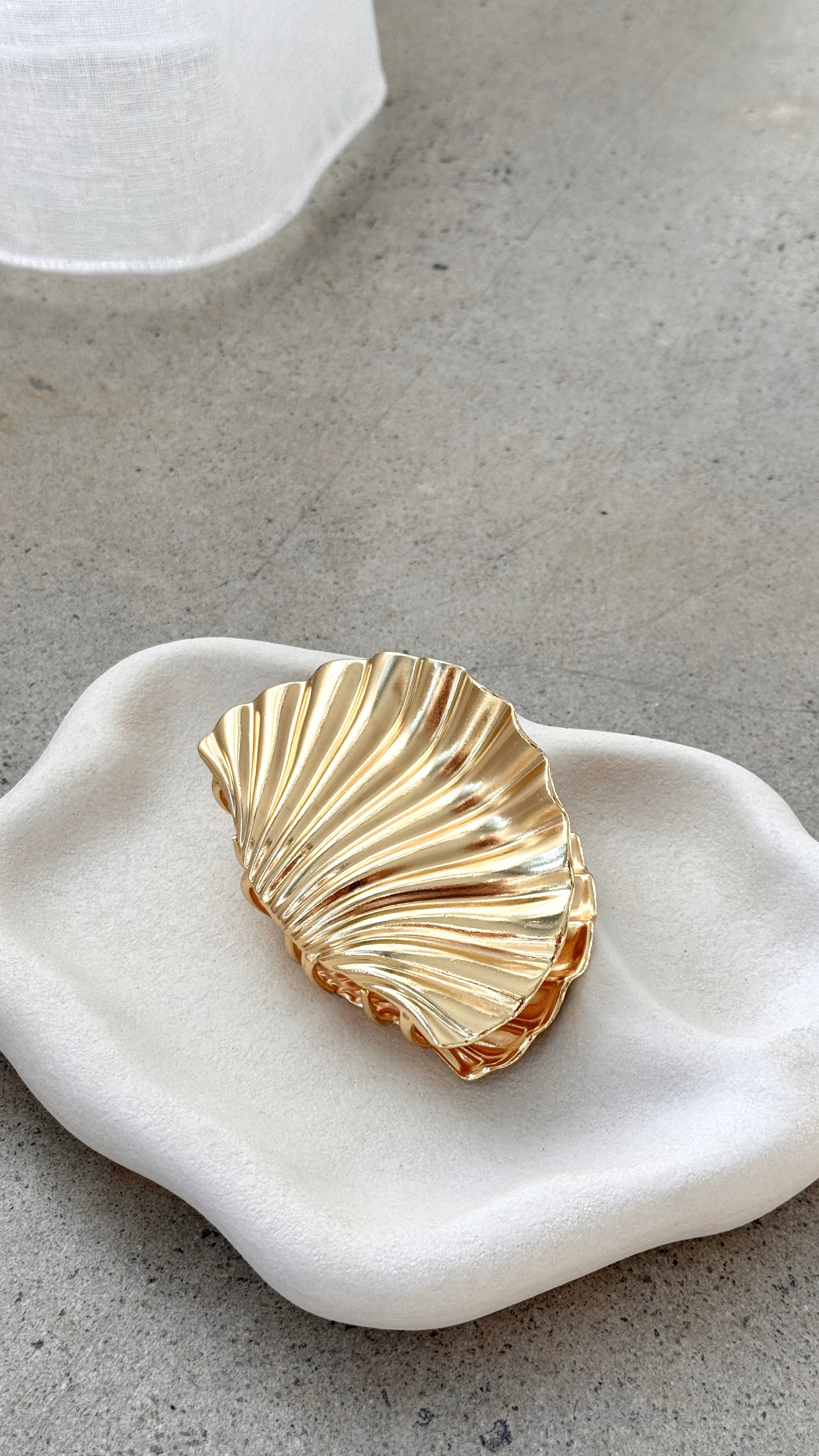Large Gold Shell Claw Hair Clip for Women - Elegant Hair Accessory for Beach, Wedding & Everyday Styling