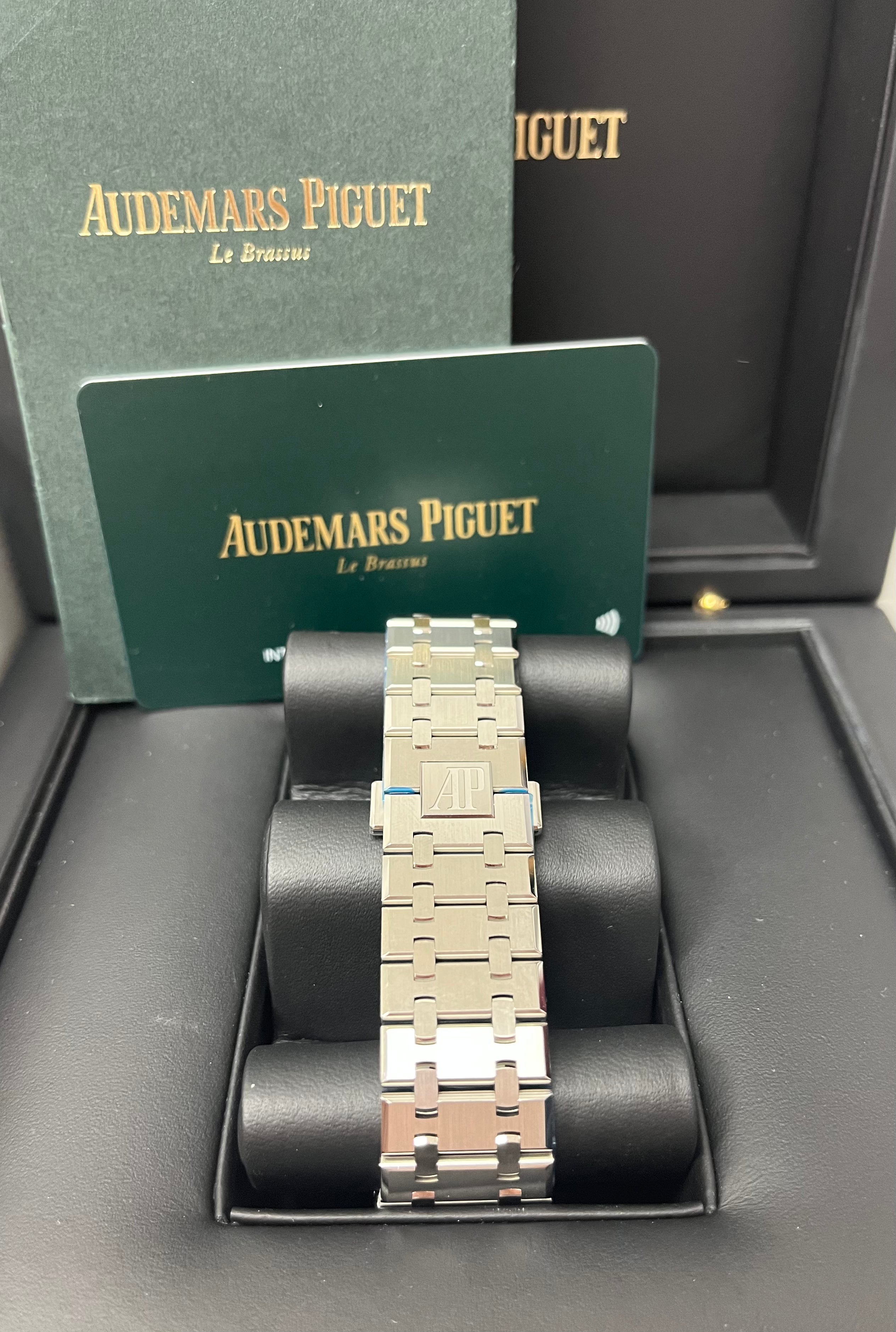 Audemars Piguet Royal Oak 41mm Selfwinding Stainless Steel Watch with Green Dial 15510ST.OO.1320ST.09 - Luxury Timepiece for Men, Perfect for Business Meetings & Formal Events